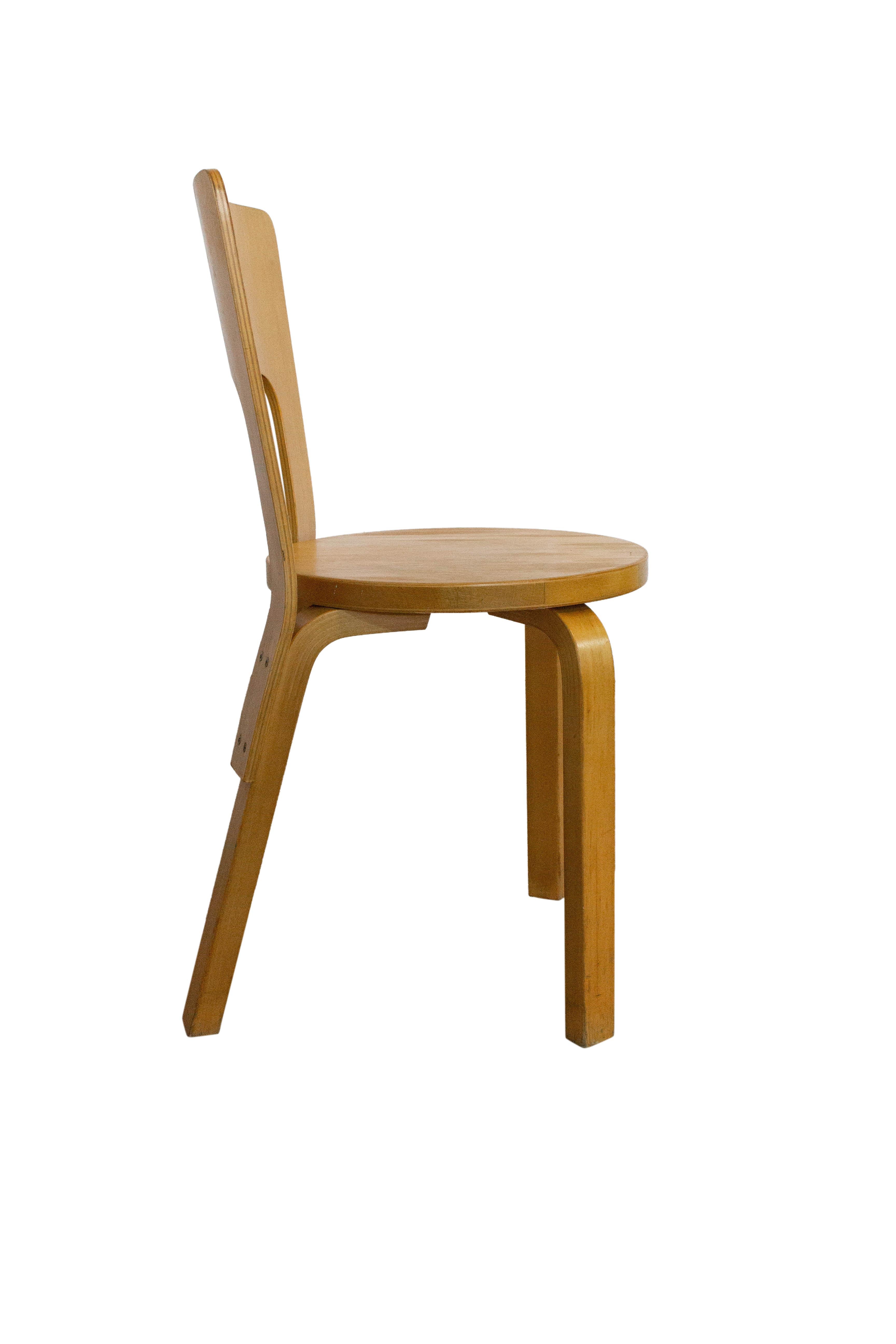 Chair Alvar Aalto model 66 Finnish vintage wood chair, circa 1930
Conception in 1933 for Artek manufacture
Suitable with 1950 or Scandinavian furniture
Alvo Aarto was a Finnish architect and designer
Original vintage condition
Sound and solid.

   