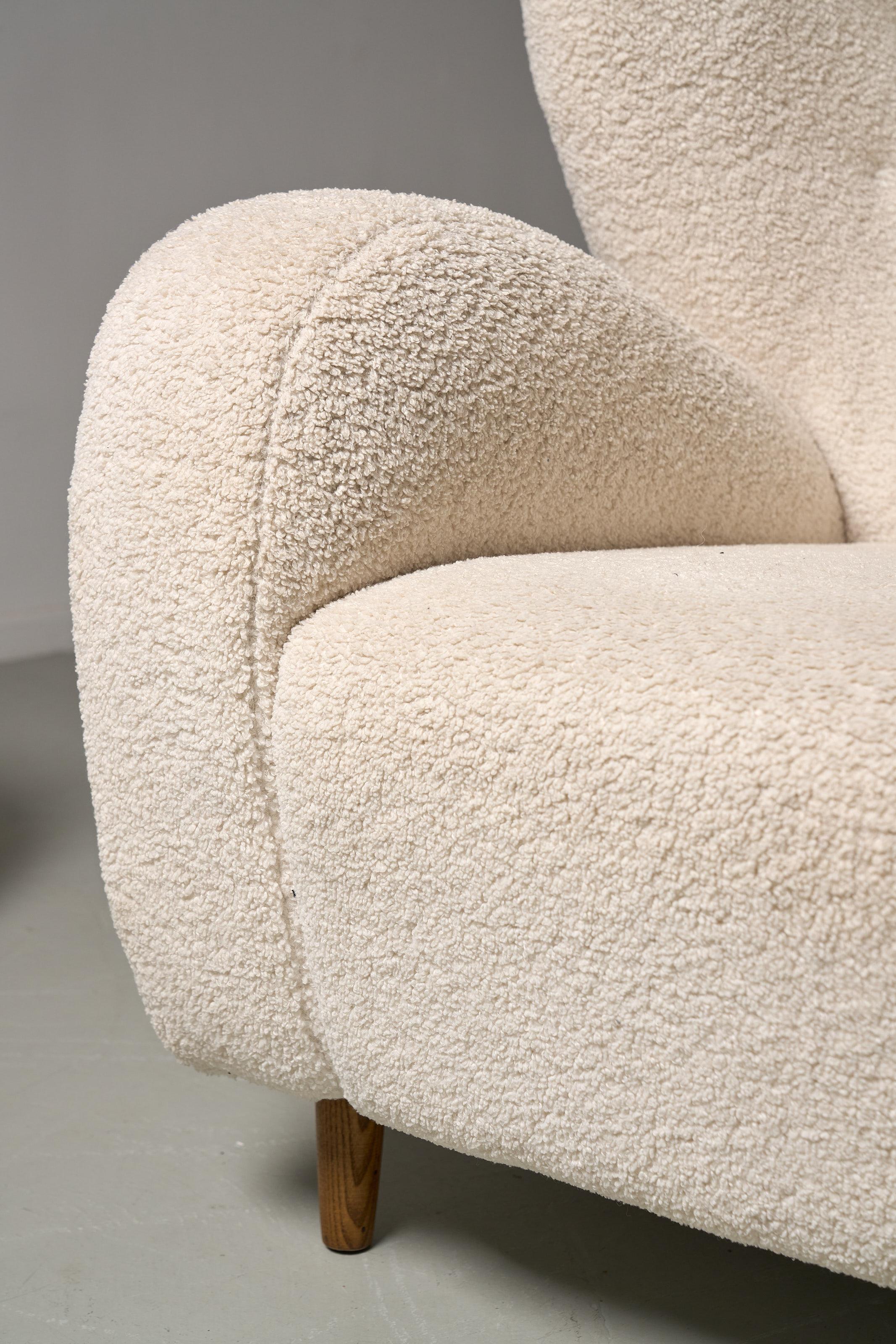 Este icónico sillón orejero fue diseñado por la arquitecta finlandesa Marta Blomstedt para el vestíbulo del Hotel Aulanko de Hameenlinna (Finlandia). Se inspiró en gran medida en el sillón 