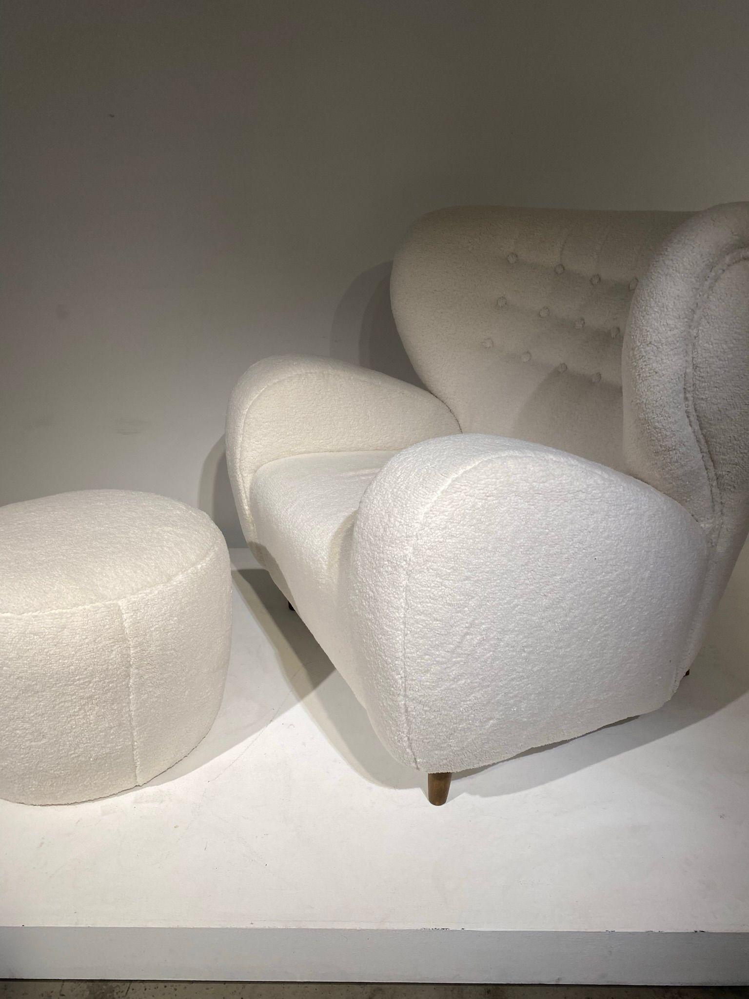 Finnish White Comfy Marta Blomstedt Armchair with Its Matching Footstool, 1960's In Good Condition For Sale In Brussel, BE
