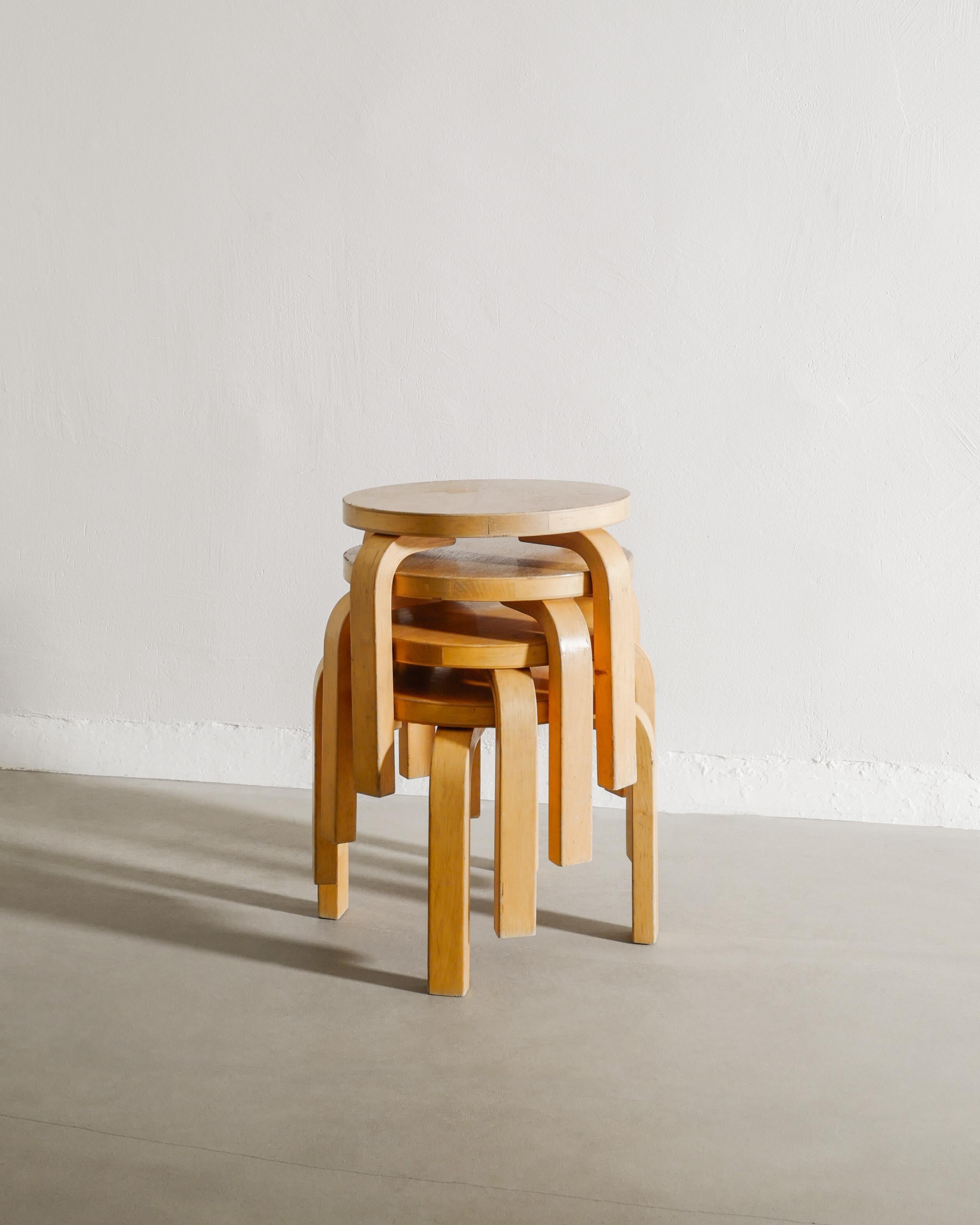 Finnish Wooden Children Low Stools in Bent Birch by Alvar Aalto & Artek Finland In Good Condition For Sale In Stockholm, SE