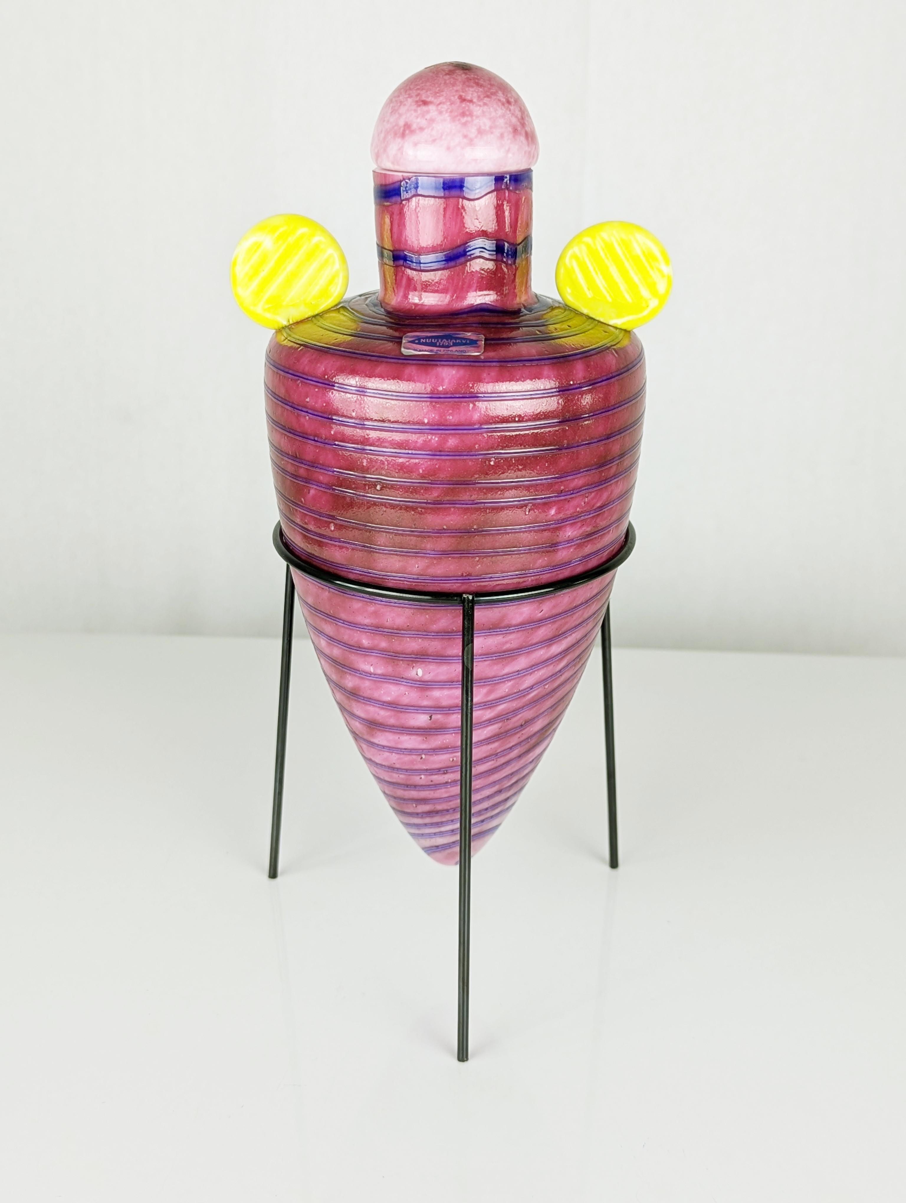 Vaso in vetro giallo e viola fatto a mano modello 'Amphora' disegnato da Markku Salo nel 1990 per la vetreria finlandese Nuutajärvi. Dimensioni medie. Ottime condizioni.