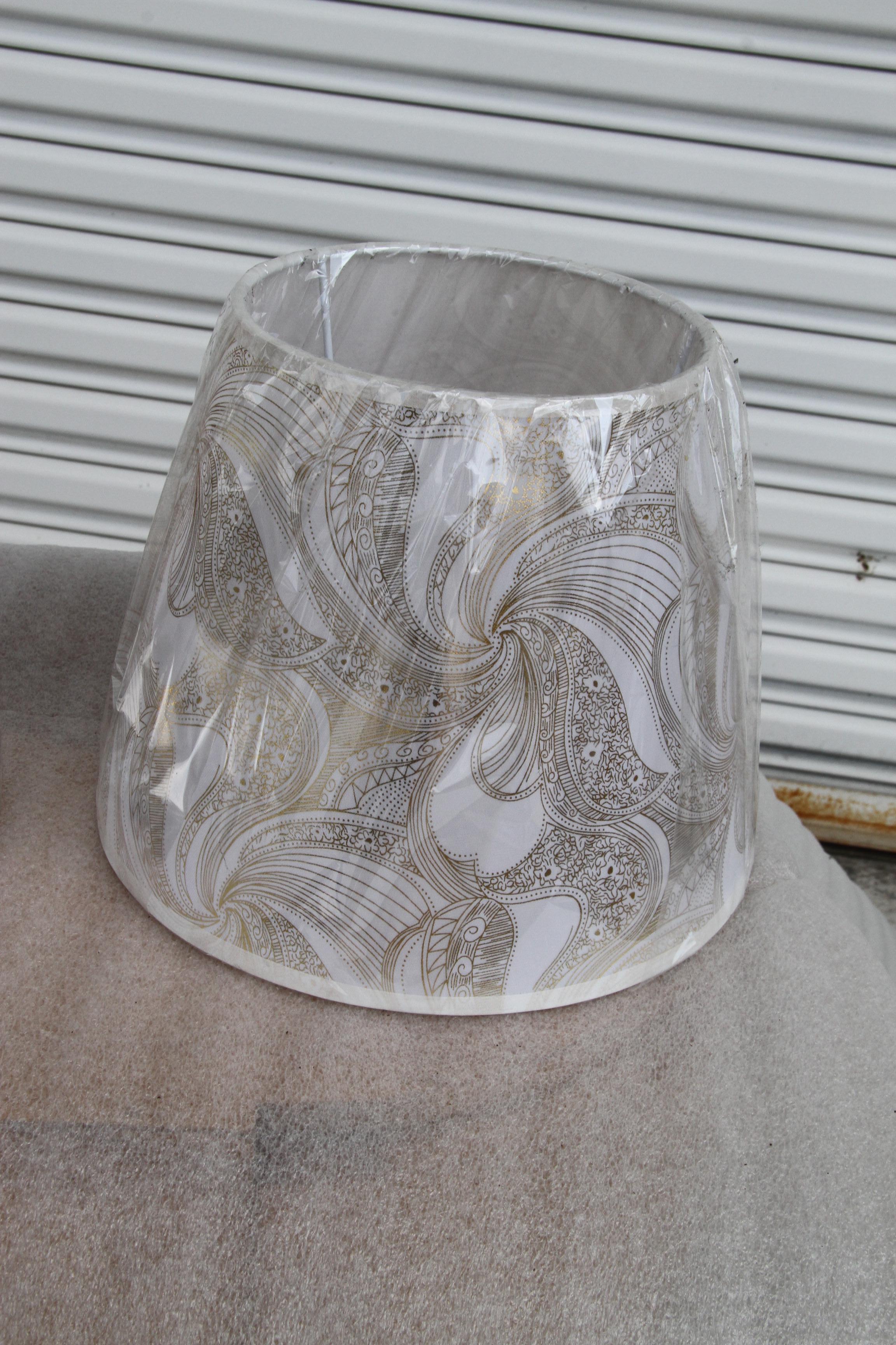 Moderne skulpturale Finnmark-Lampe von Cyan Design (Mercury-Glas) im Angebot