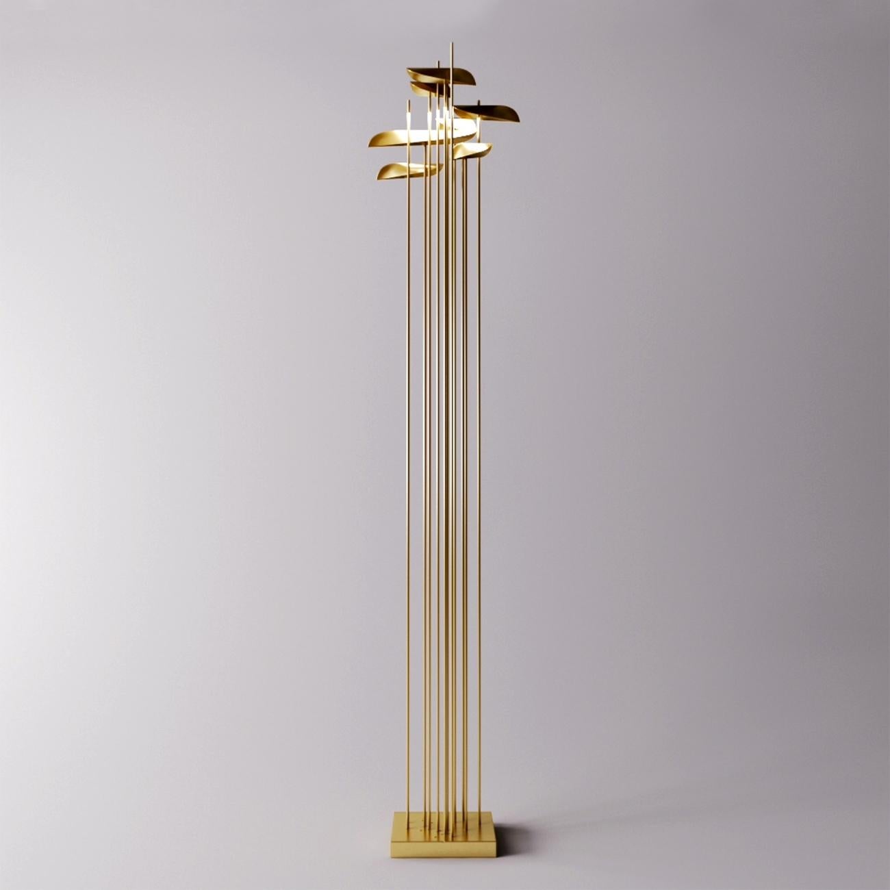 Floor Lamp Fins with polished brass rods on metal base
in gold finish. With brass shades in satinated finish. Power
LED light source, rated luminous flux: 5135 Lm, 3000° K.