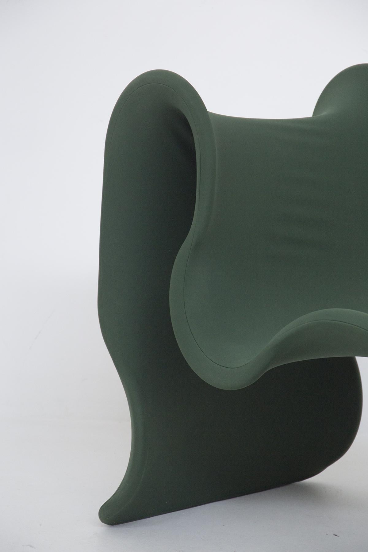 Beau fauteuil Fiocco produit par Busnelli, né en 1970 du projet de Gianni Pareschi.
Il apporte dans le salon la même note de vivacité et de brio qu'un ruban coloré enroulé sur le papier qui enveloppe le précieux cadeau pour une personne qui nous