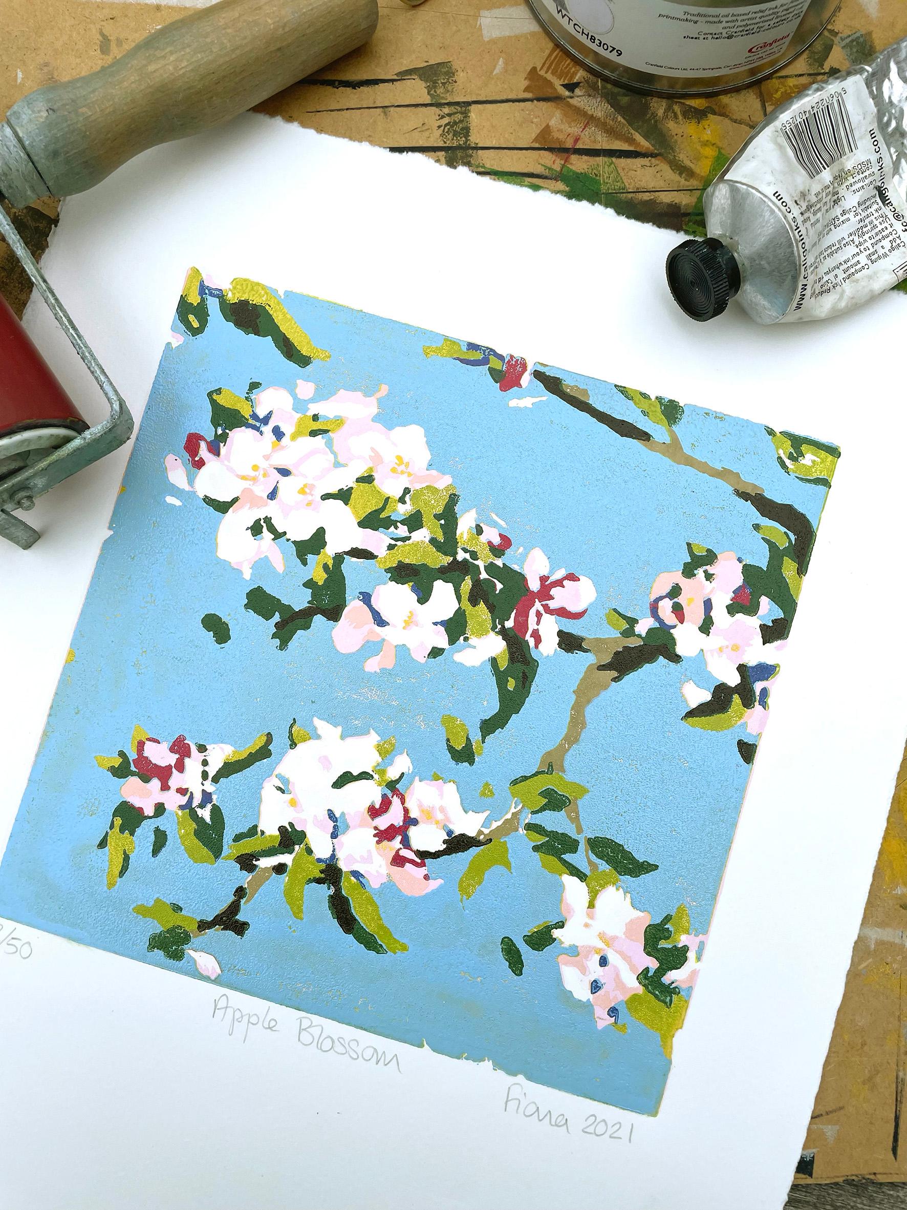 Apfelblüte mit Linoschliff, Druck von Fiona Carver im Angebot 7