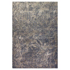 Tappeto di transizione in seta FIONA, trapuntato a mano, nei colori blu, grigio e taupe, di Hands