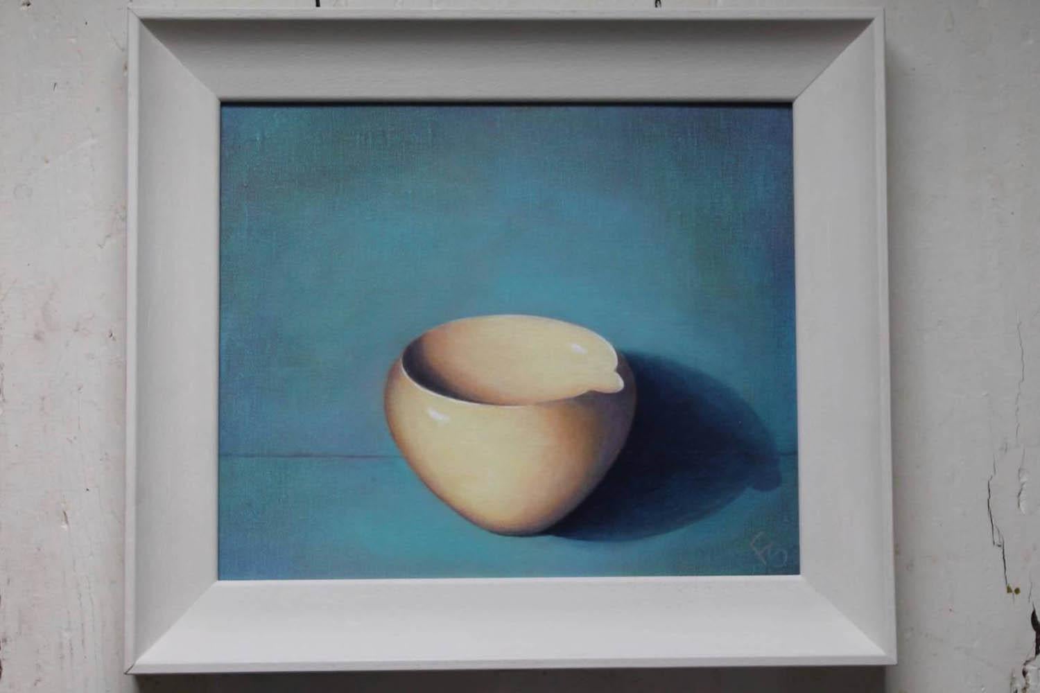 Pouring Bowl 1, Originalkunst, Stillleben-Gemälde im zeitgenössischen Realismus-Stil (Grau), Interior Painting, von Fiona Smith