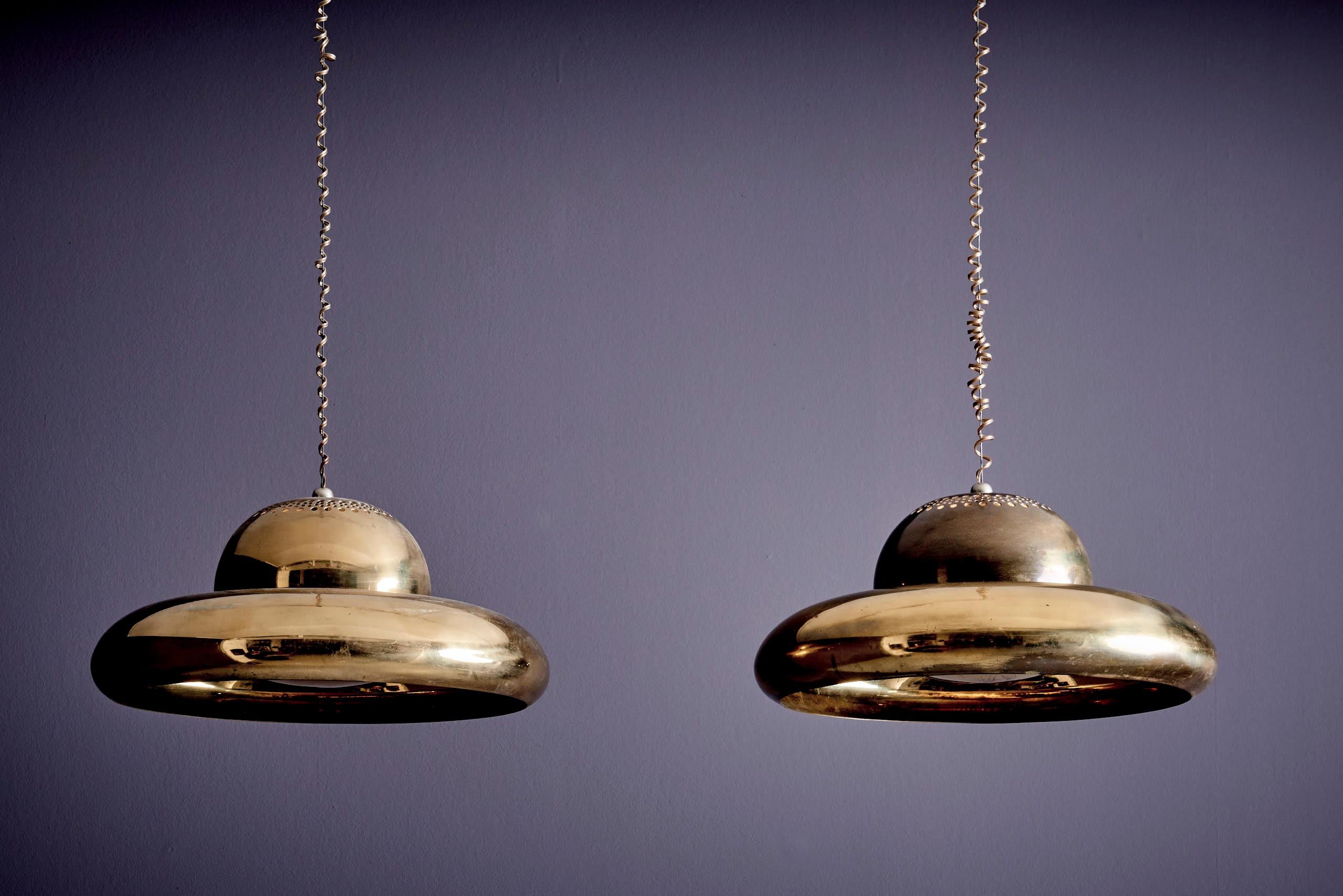 La lampada a sospensione Fior di Loto è stata progettata da Tobia Scarpa e realizzata da Flos. Fornisce principalmente un'illuminazione indiretta grazie alle dettagliate perforazioni su entrambi i lati della lampada, come puoi vedere nell'ultima