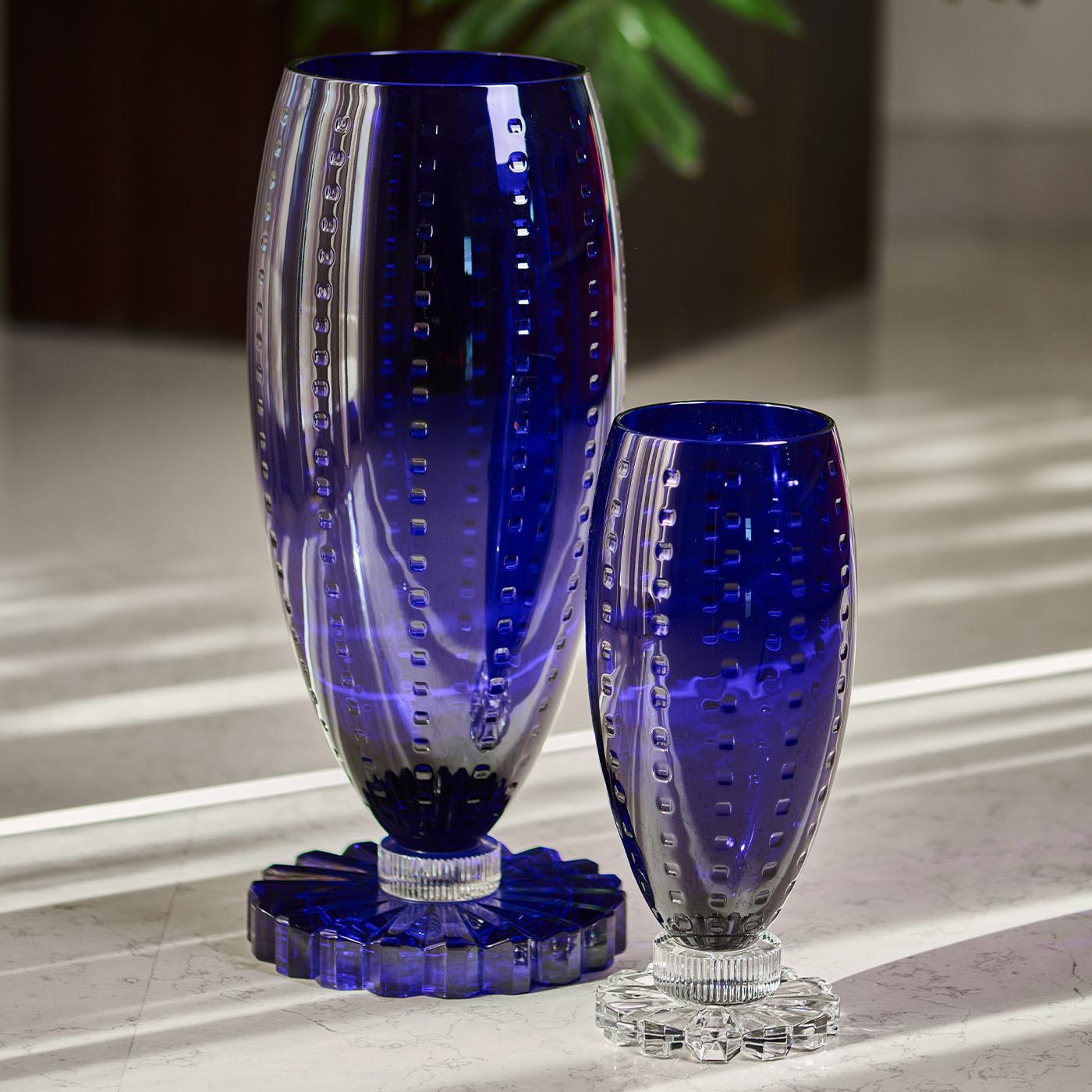 Fiordaliso è una collezione di vasi di colore blu intenso che ricordano il fiordaliso. Come in natura, questi vasi sbocciano e si distinguono in ogni spazio per dare un tocco decorativo ed emozionale a qualsiasi casa. La produzione interamente