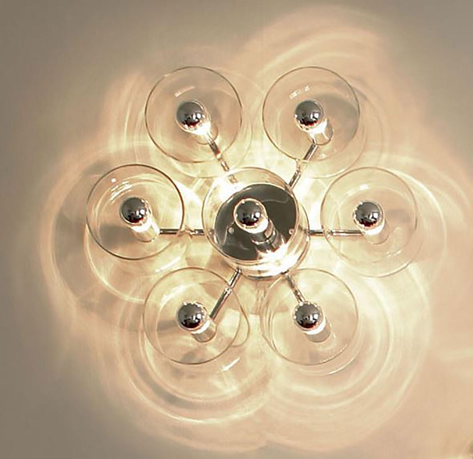Lámpara de techo Fiore diseñada por Marta Laudani & Marco Romanelli para Oluce. Laudani & Romanelli son famosos por su trabajo en diseño de interiores y edición. La forma de la lámpara Fiore se asemeja a la de una flor con pétalos que se expanden