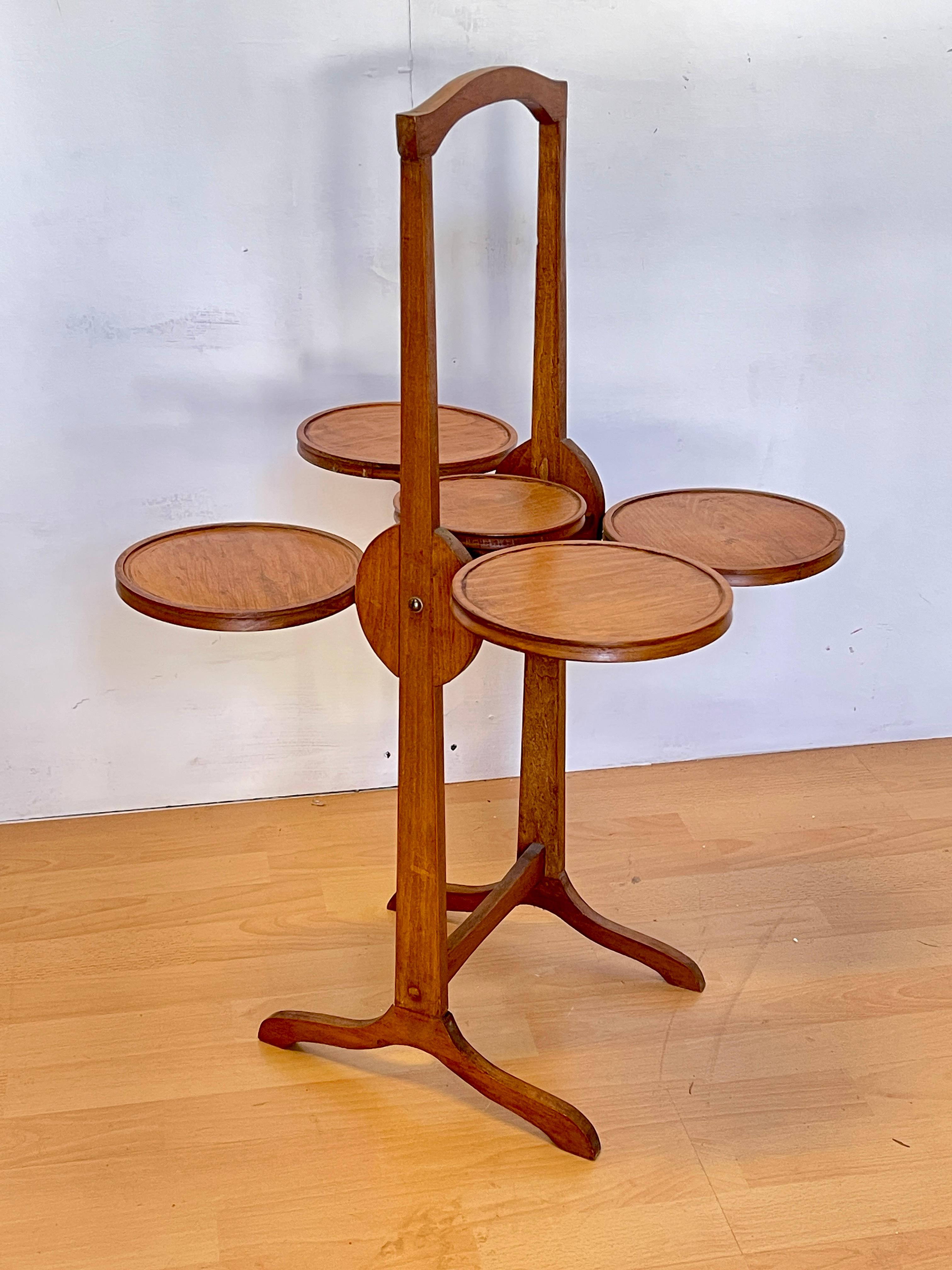 Elégant et raffiné porte-vase / table basse vintage en bois massif, composé de six plateaux ronds rotatifs disposés selon un motif floral. Les étagères peuvent être tournées pour créer des compositions personnalisées, ce qui le rend idéal comme..
