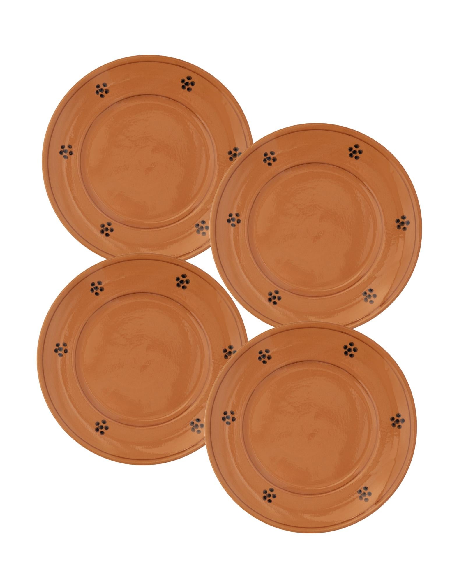 Una collezione da tavolo calda e affascinante con il nostro fiore blu, un motivo tipico delle ceramiche del Sud Italia. Realizzati a mano dai nostri talentuosi artigiani, rifornisci la tua cucina con la collezione completa di piatti e ciotole,