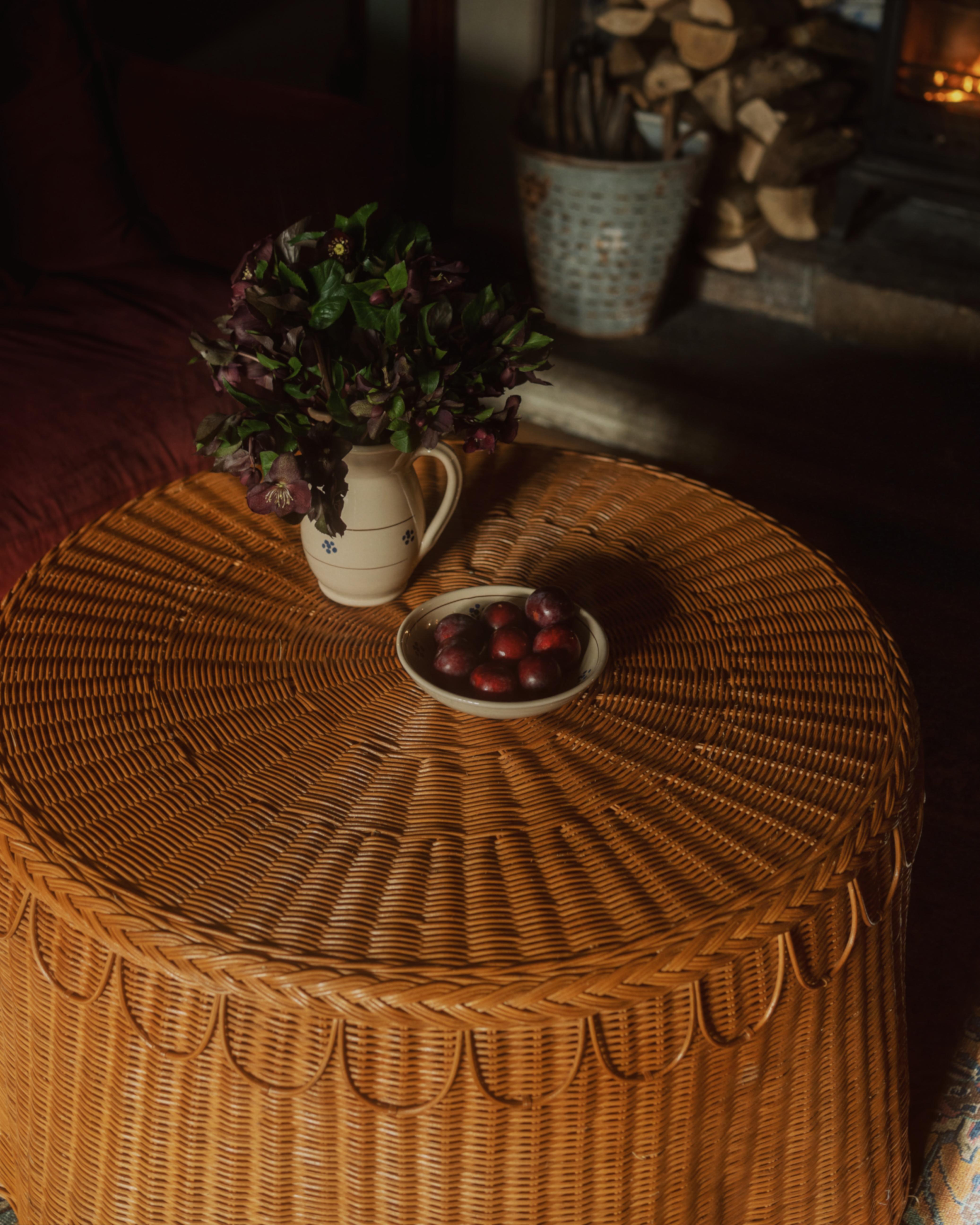 Une collection de table chaleureuse et charmante mettant en scène notre fleur bleue, un motif typique des céramiques du sud de l'Italie. Fabriquée à la main par nos artisans talentueux, la collection complète d'assiettes, de bols, de plateaux, de