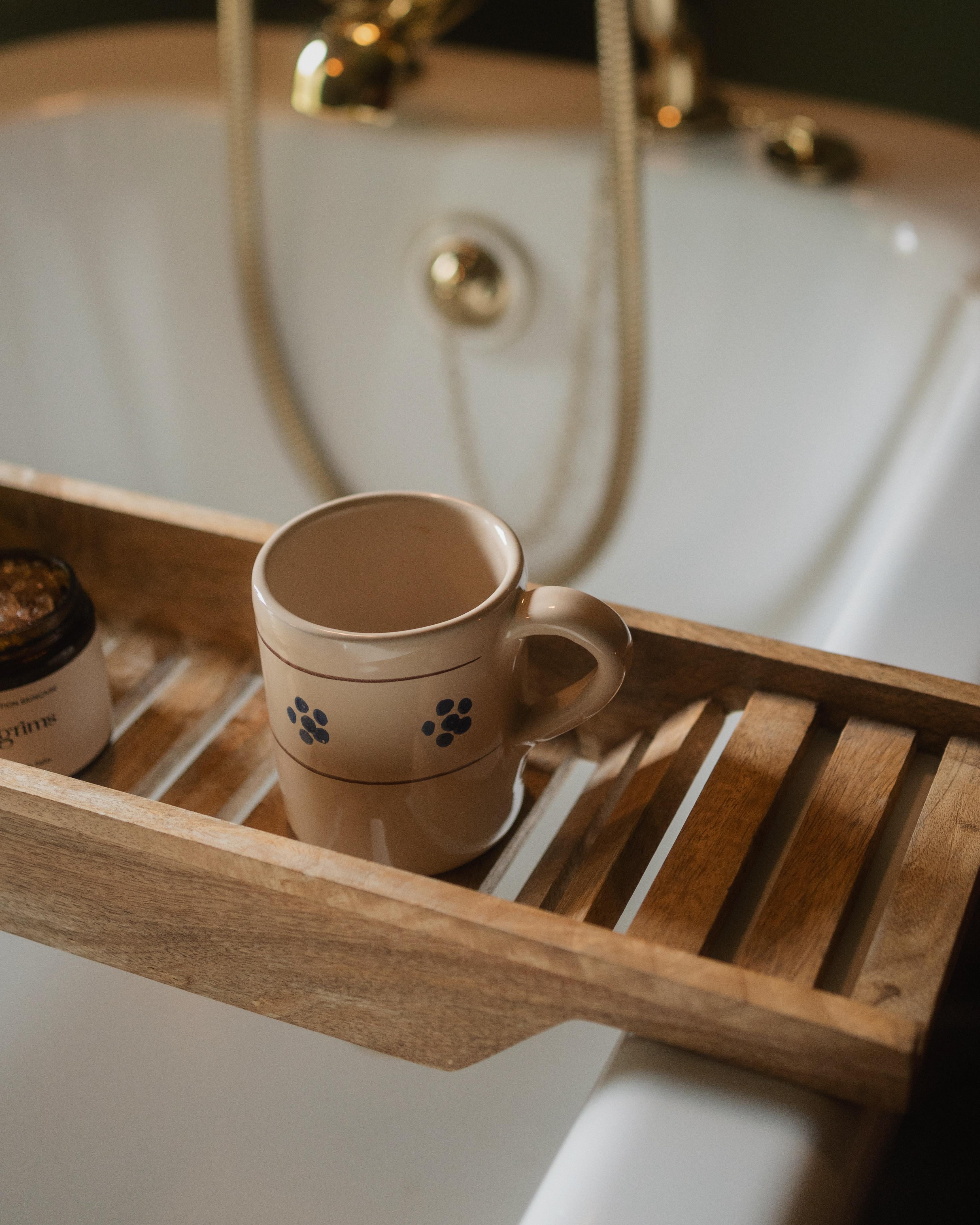 Une collection de table chaleureuse et charmante mettant en scène notre fleur bleue, un motif typique des céramiques du sud de l'Italie. Fabriquée à la main par nos artisans talentueux, la collection complète d'assiettes, de bols, de plateaux, de