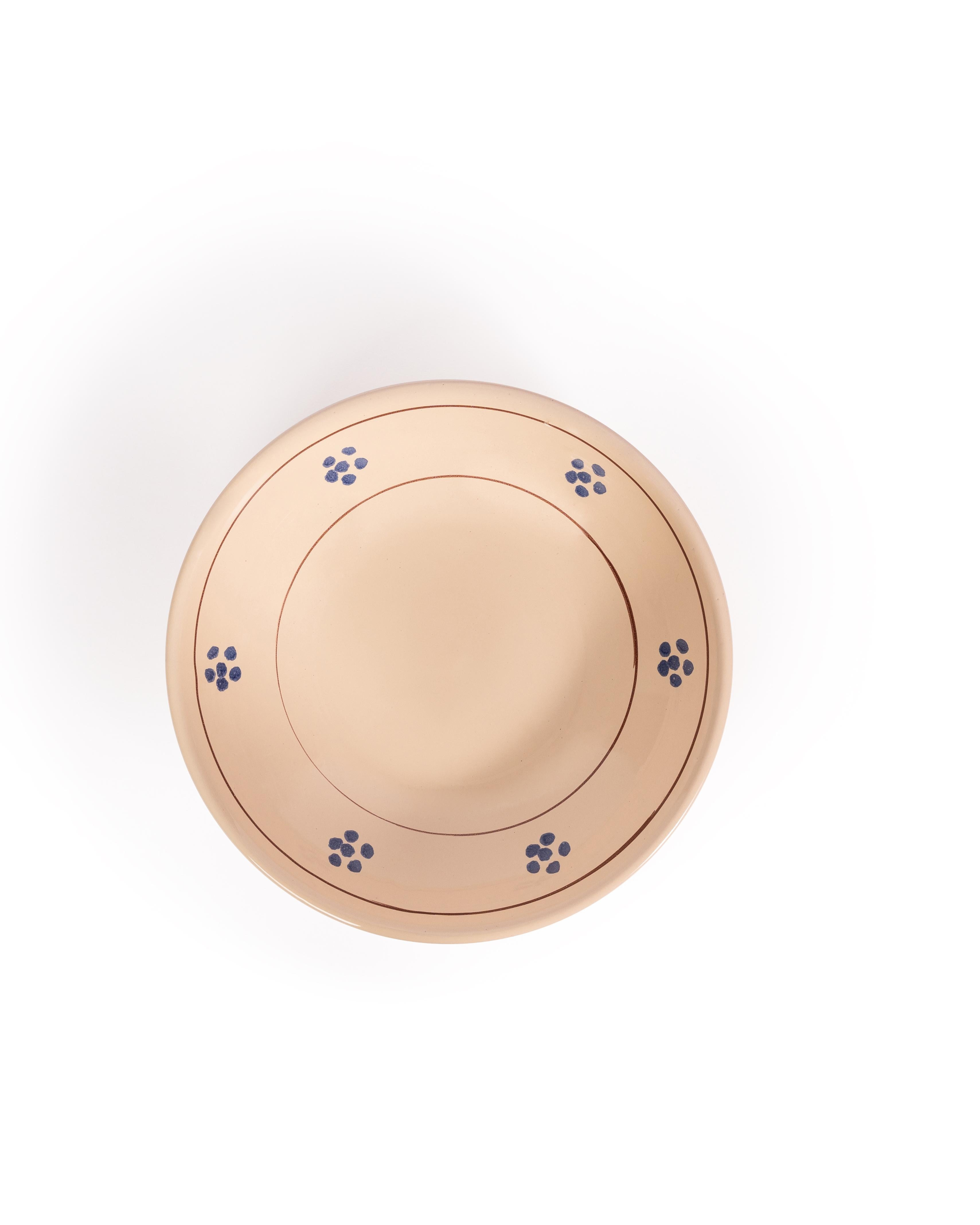  Une collection de table chaleureuse et charmante mettant en scène notre fleur bleue, un motif typique des céramiques du sud de l'Italie. Fabriquée à la main par nos artisans talentueux, la collection complète d'assiettes, de bols, de plateaux, de