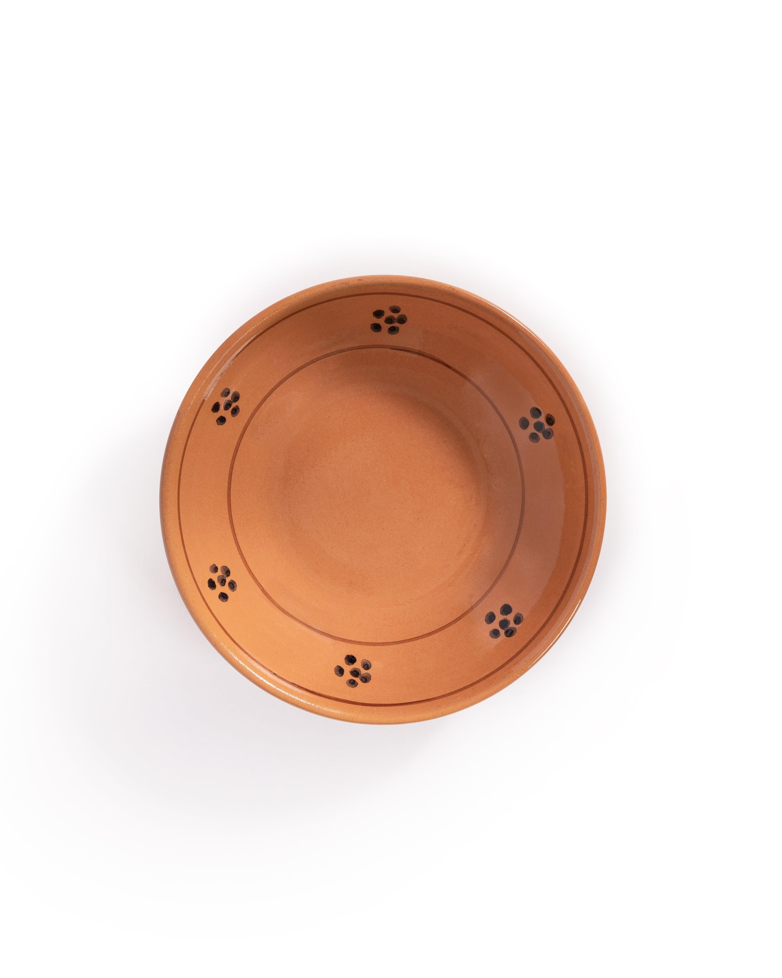 Una collezione da tavolo calda e affascinante con il nostro fiore blu, un motivo tipico delle ceramiche del Sud Italia. Realizzati a mano dai nostri talentuosi artigiani, rifornisci la tua cucina con la collezione completa di piatti e ciotole,