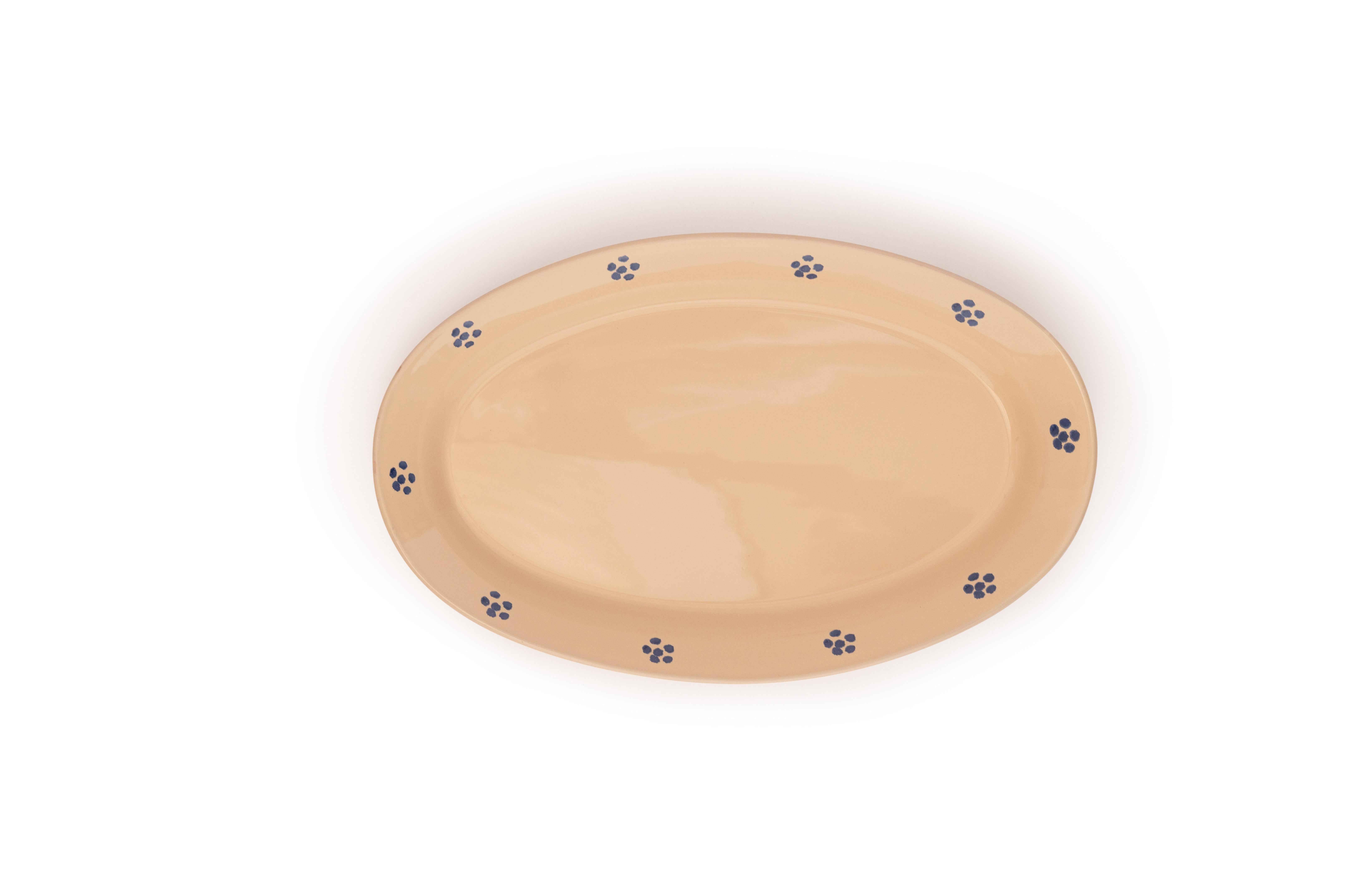 Una collezione da tavolo calda e affascinante con il nostro fiore blu, un motivo tipico delle ceramiche del Sud Italia. Realizzati a mano dai nostri talentuosi artigiani, rifornisci la tua cucina con la collezione completa di piatti e ciotole,