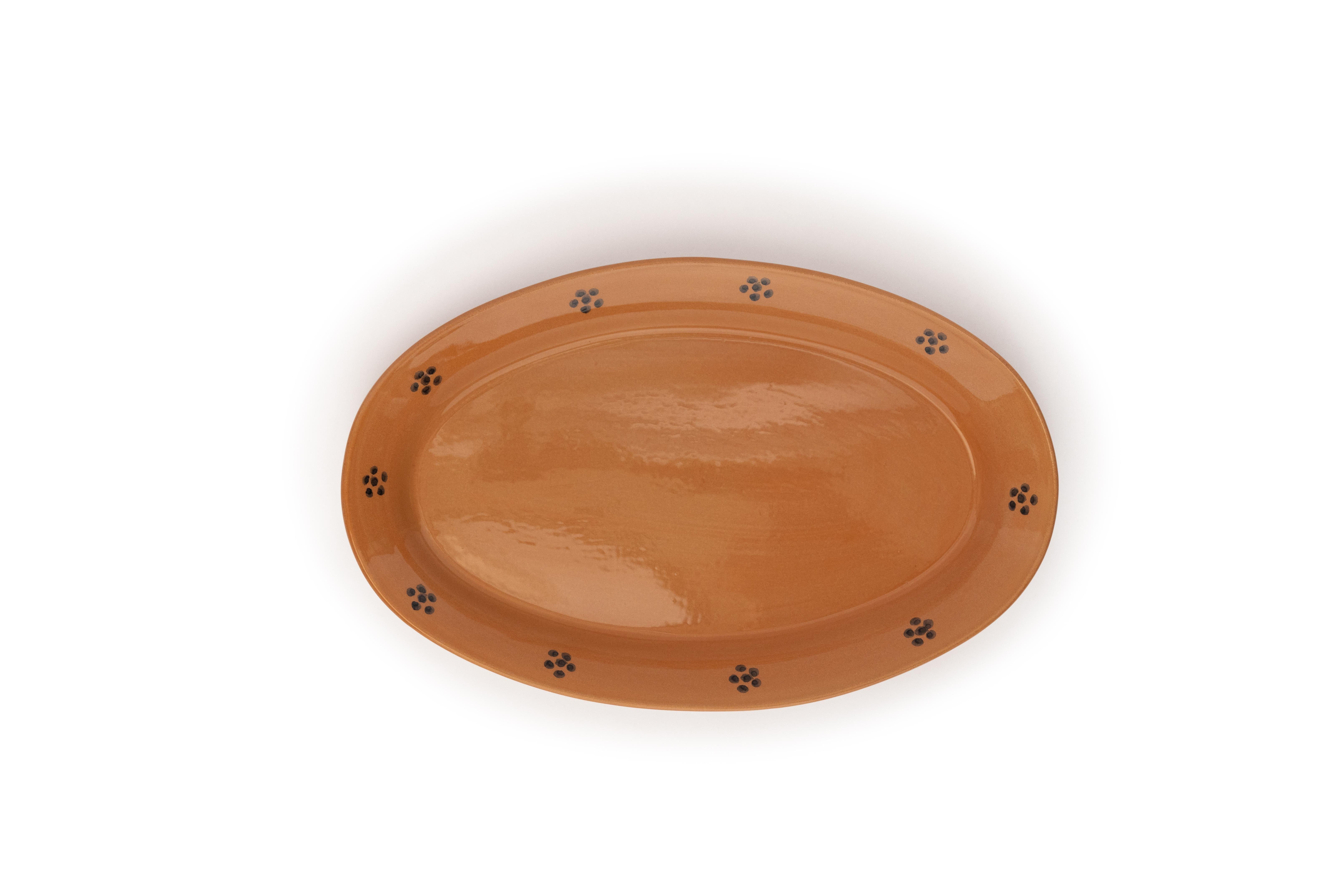 Une collection de table chaleureuse et charmante mettant en scène notre fleur bleue, un motif typique des céramiques du sud de l'Italie. Fabriquée à la main par nos artisans talentueux, la collection complète d'assiettes, de bols, de plateaux, de
