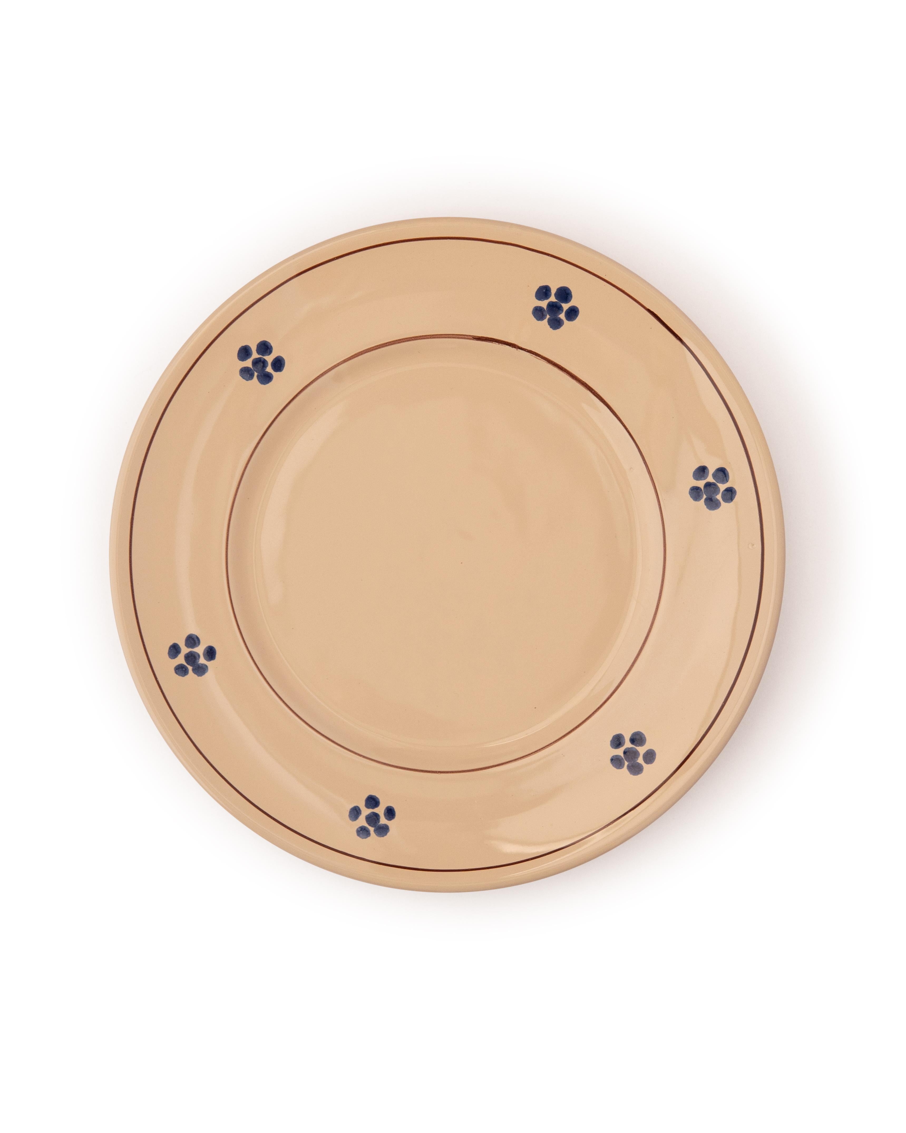 Una collezione da tavolo calda e affascinante con il nostro fiore blu, un motivo tipico delle ceramiche del Sud Italia. Realizzati a mano dai nostri talentuosi artigiani, rifornisci la tua cucina con la collezione completa di piatti e ciotole,