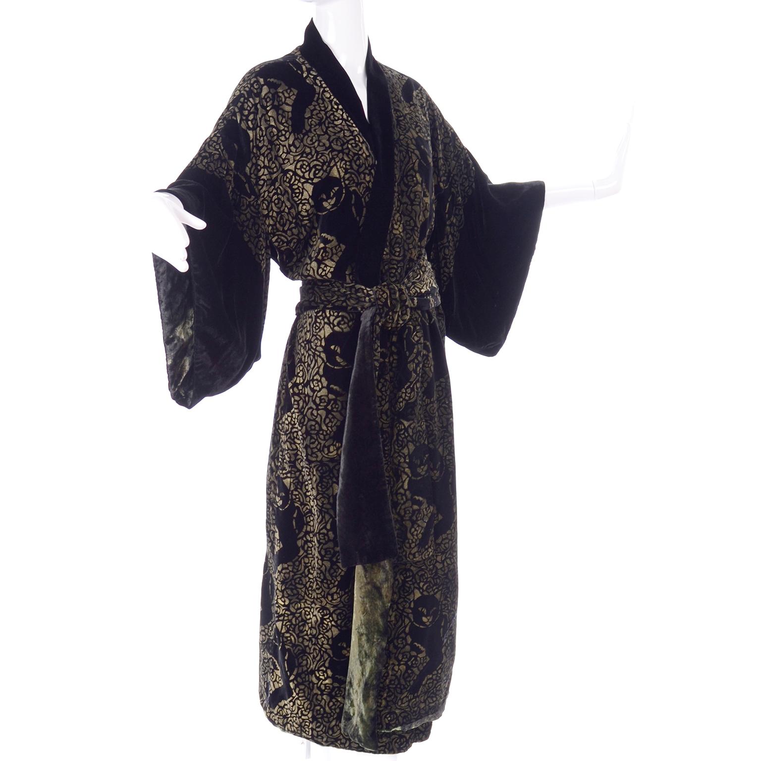 This is a gorgeous Fiorella Mancini stencilled black and gold velvet Stencilled evening coat covered in black cats!  This incredible coat is meant to be worn out and about, during the day or in the evening. There are lovely kimono sleeves and a