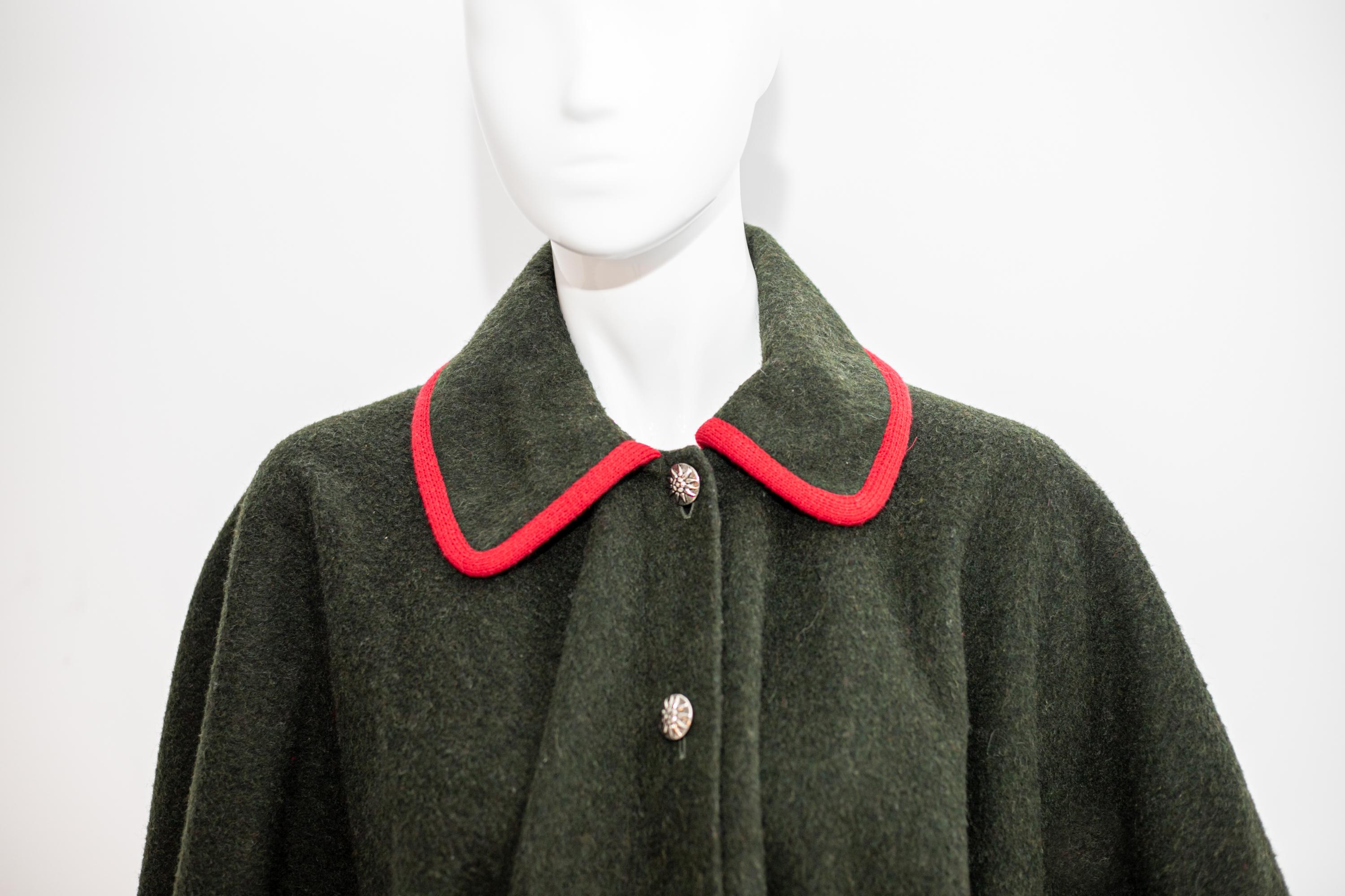 Gorgeous and elegant vintage wool cape designed in the 1990s, made in Italy.
The cape is very simple, but impactful. It is entirely made of green wool, its length reaches the knees.
The sleeves extend to the wrists, very wide, typical of a cape.
The
