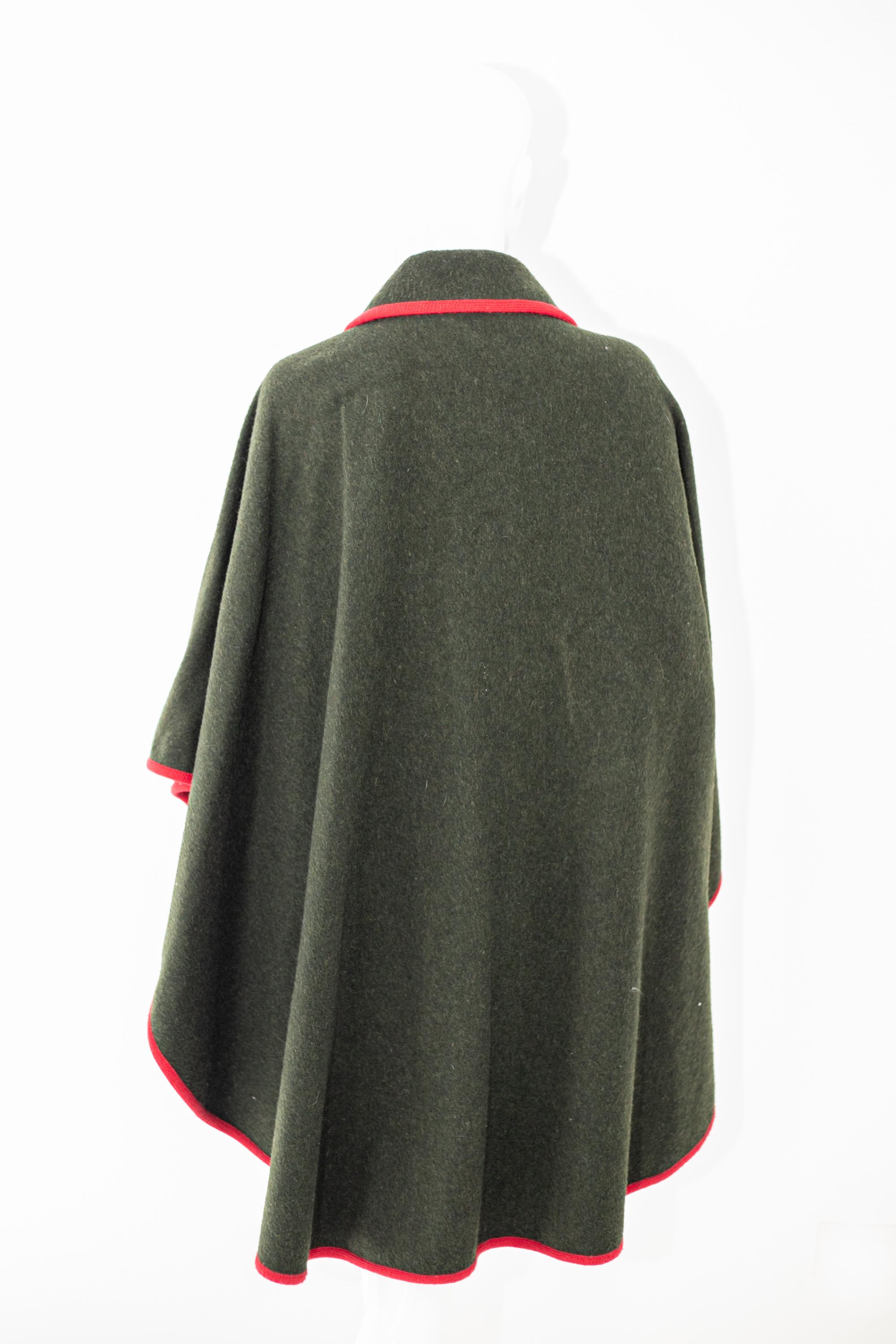 Women's Fiorelle Vintage Capee in Green Wool and Red Profiles For Sale