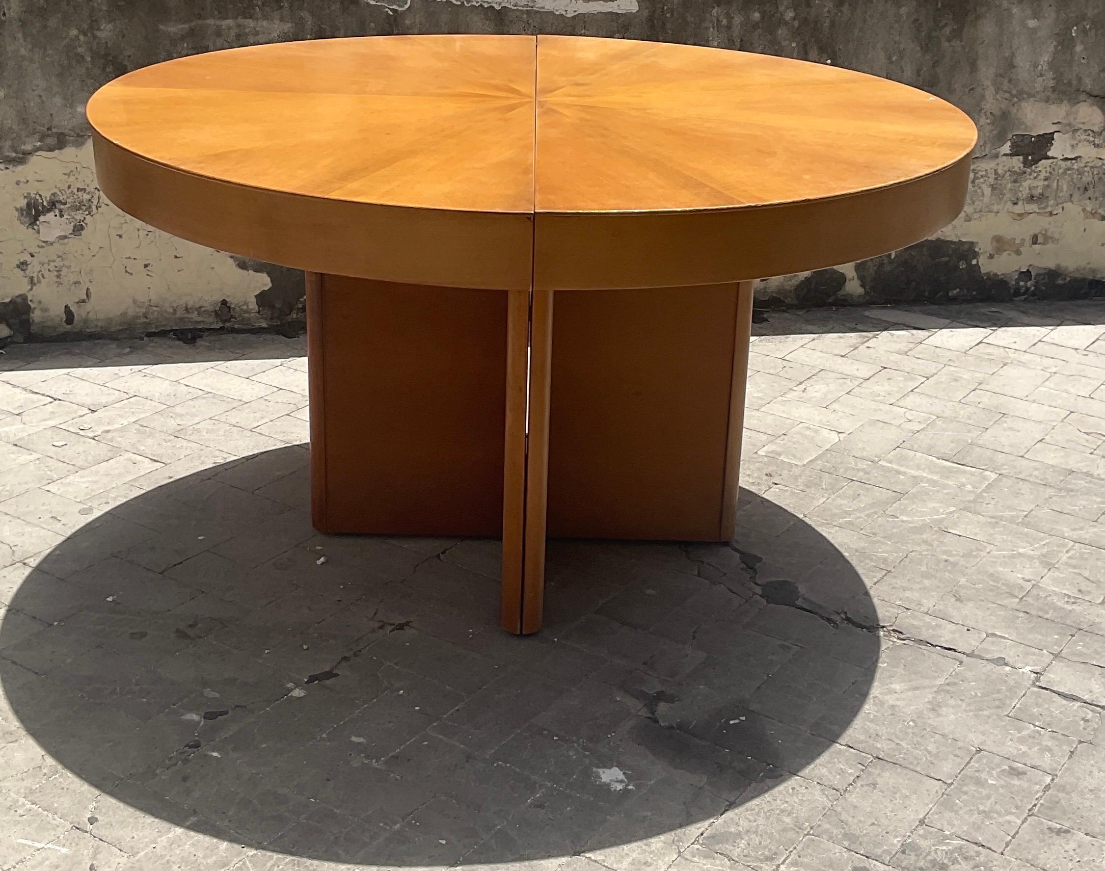 Fiorenza extendible round table in walnut by Tito Agnoli for Molteni, 70s. In good condition with small wear and tear caused by years and use. The measures of the table in extended form are 28.74 inches high, 86.22 inches wide and 51.18 inches deep.