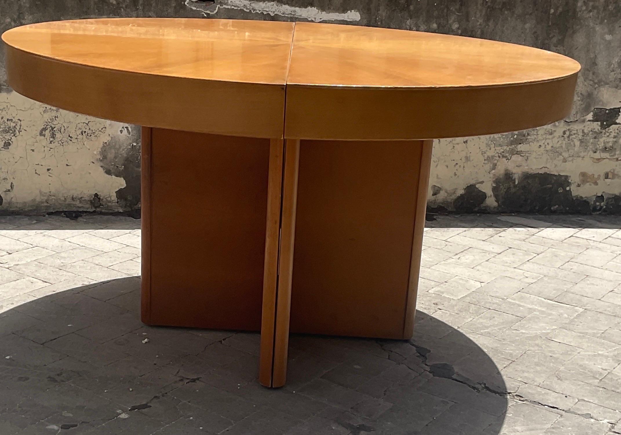 Italian Fiorenza extendible round table in walnut by Tito Agnoli for Molteni, 70s