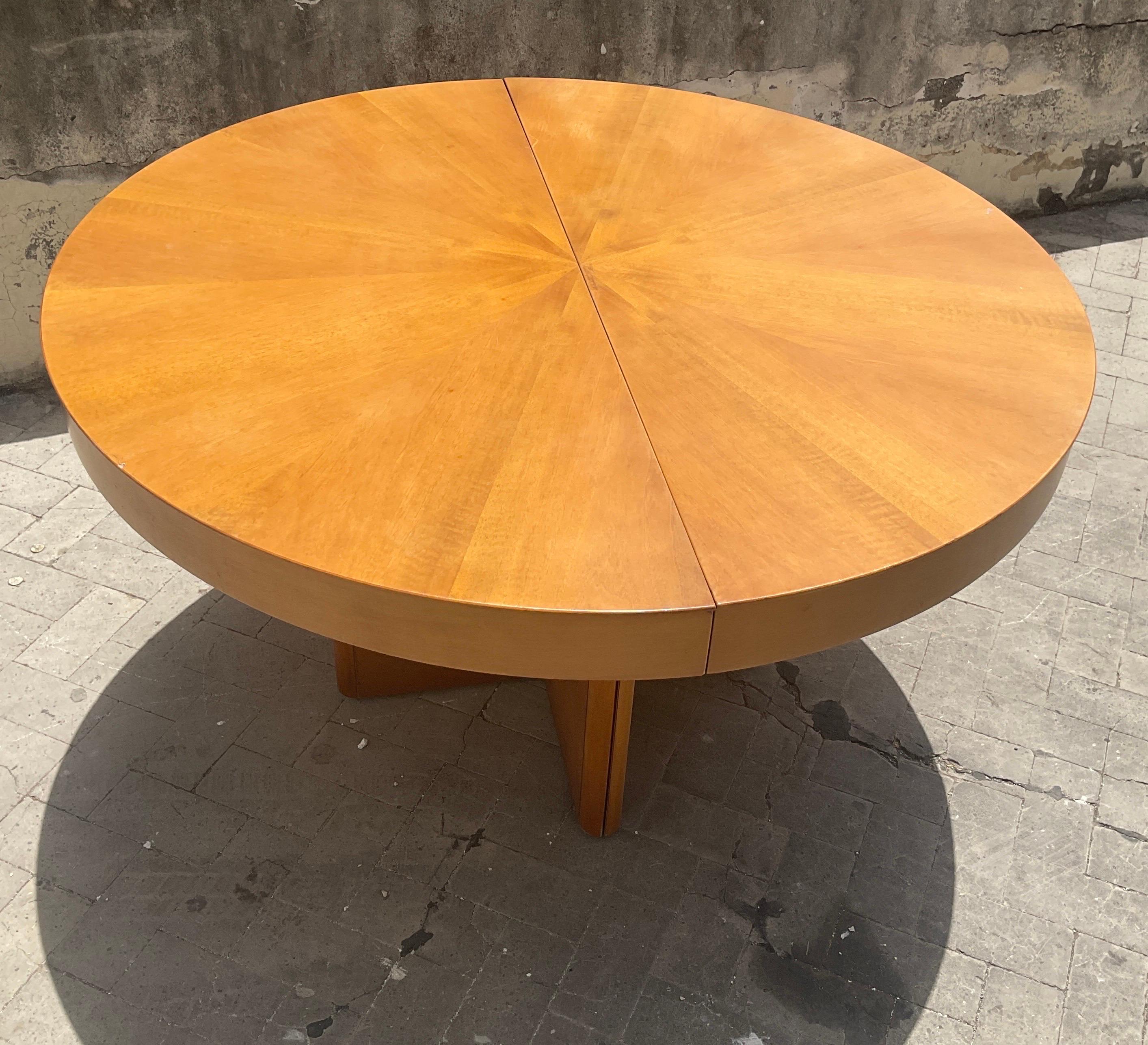 Late 20th Century Fiorenza extendible round table in walnut by Tito Agnoli for Molteni, 70s