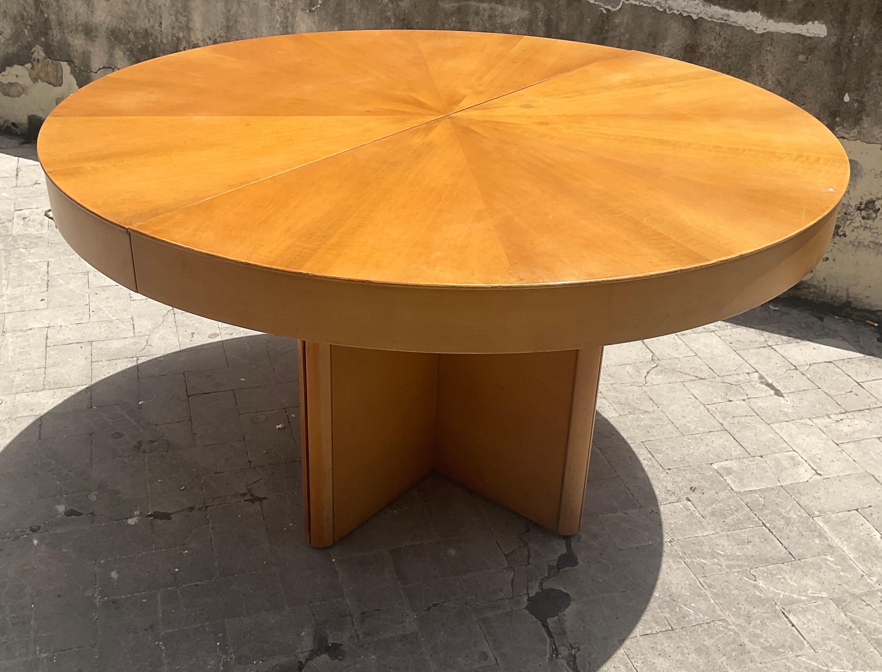 Walnut Fiorenza extendible round table in walnut by Tito Agnoli for Molteni, 70s