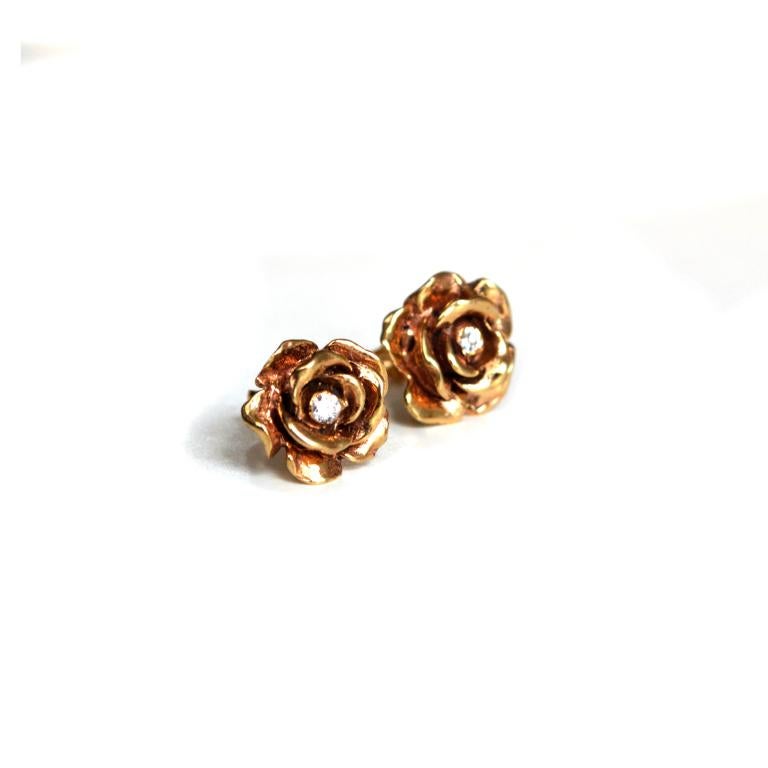 Contemporary Fiori 14k gold stud earrings with diamonds For Sale