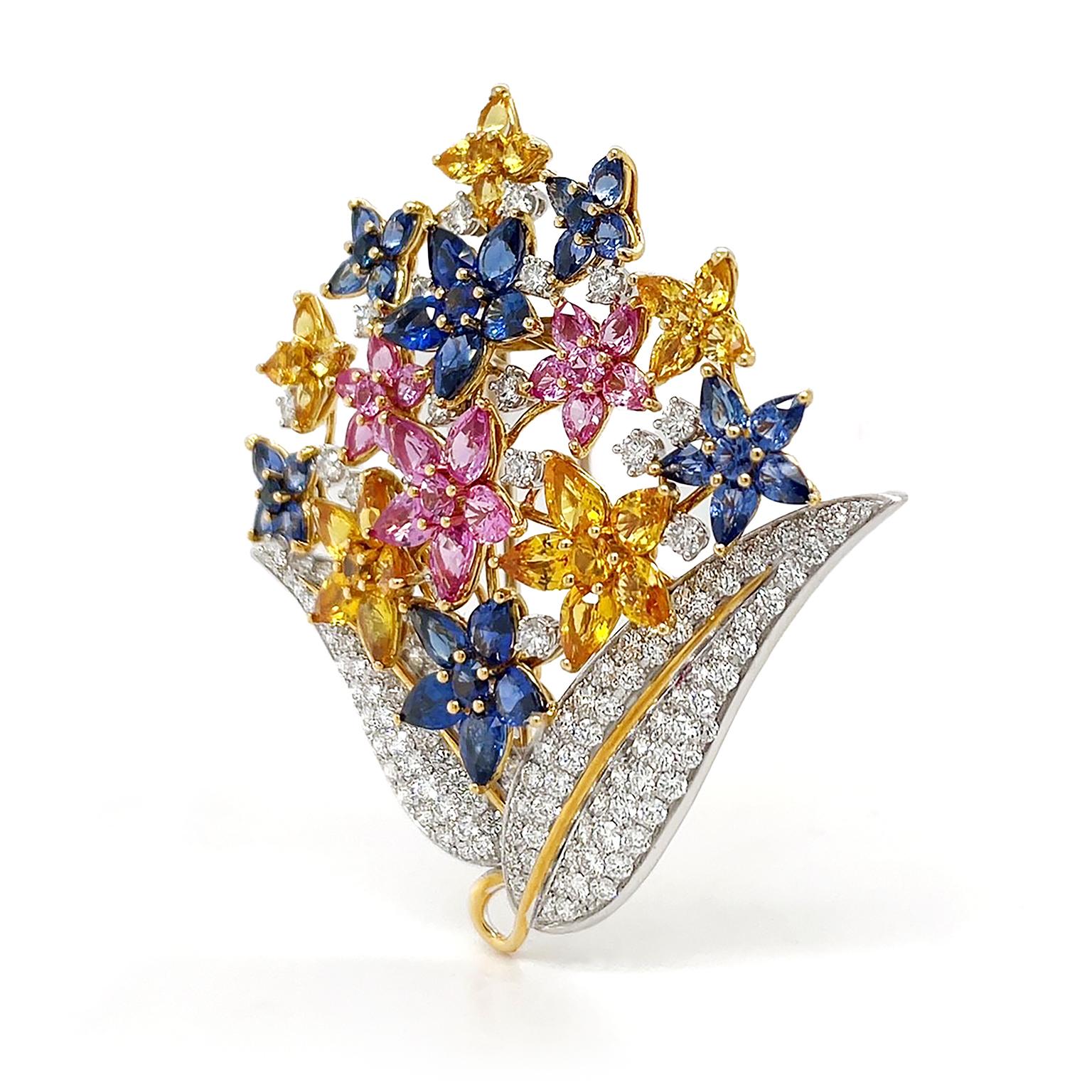 Blumenbrosche aus 18 Karat Gelbgold mit blauem, rosa und gelbem Saphir und Diamanten (Rundschliff) im Angebot