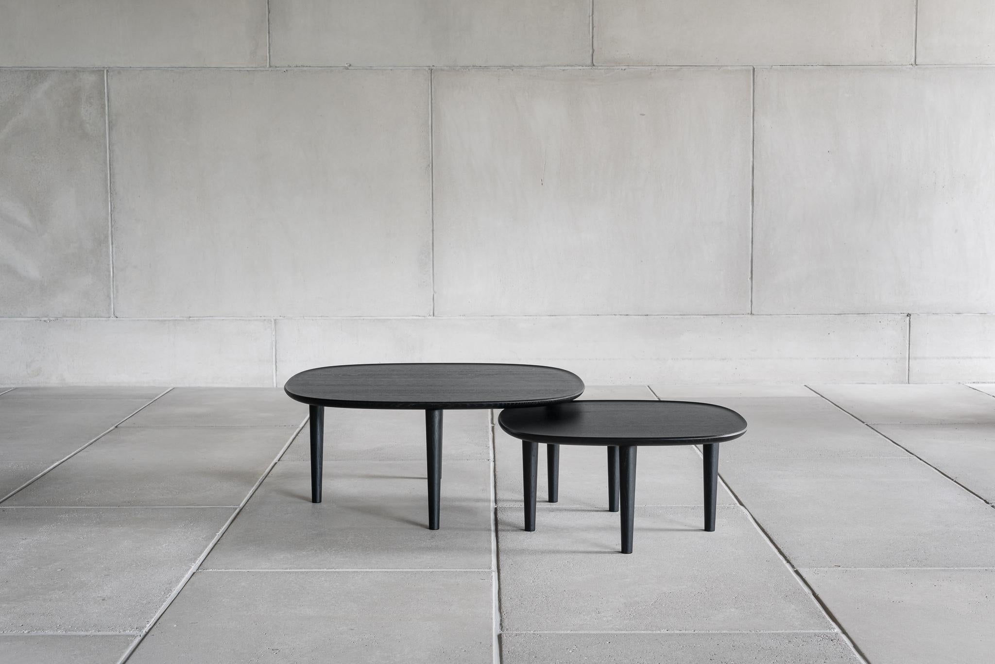 Conçue par les fondateurs de Poiat Studio, Timo Mikkonen et Antti Rouhunkoski, en collaboration avec le maître ébéniste et designer Antrei Hartikainen, la Collection Fiori est un ensemble de tables.  et une sculpture au sol. L'idée commune des