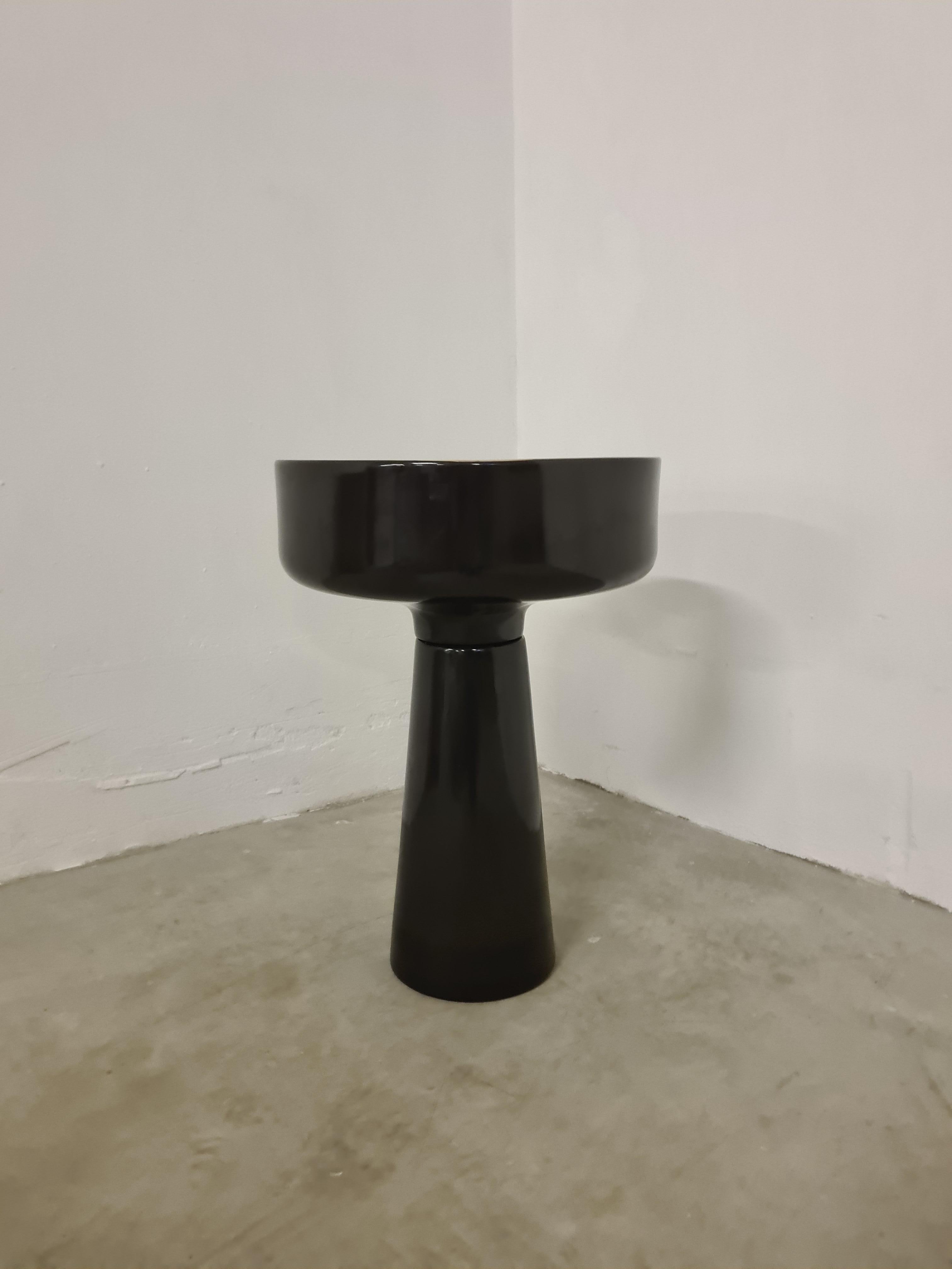 Fioriera di Angelo Mangiarotti per Fratelli Brambilla.

Elegante, aus Keramik gefertigte Schale mit schwarzer Innenseite und schwarzer Außenseite.

Teilbar in due pezzi.

Realisiert in den 70er Jahren.

Disegnata dall'architetto e designer Angelo