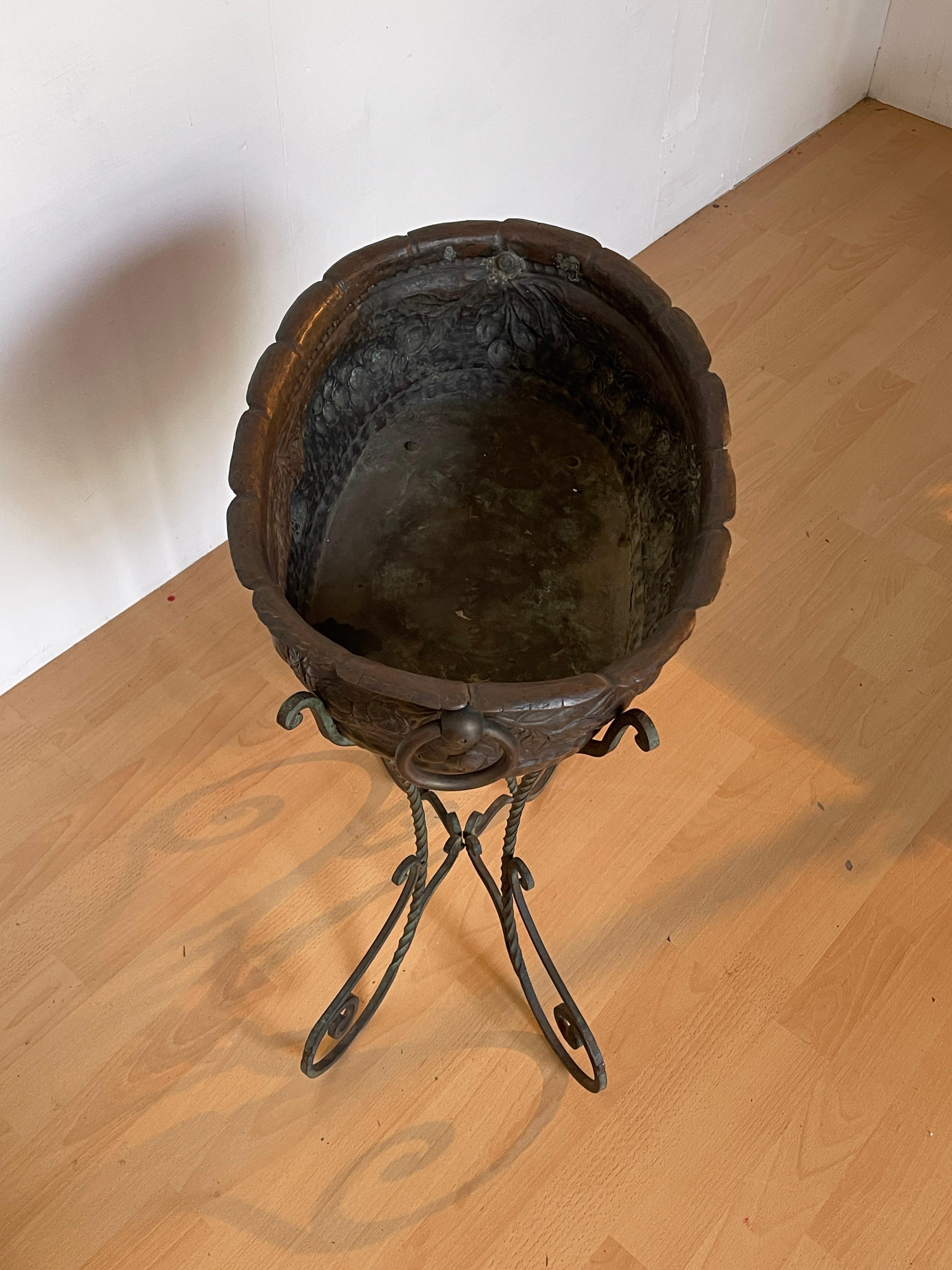 Fioriera italaina in Bronzo con Base a Piedi Intrecciati, anni '50 in vendita 3