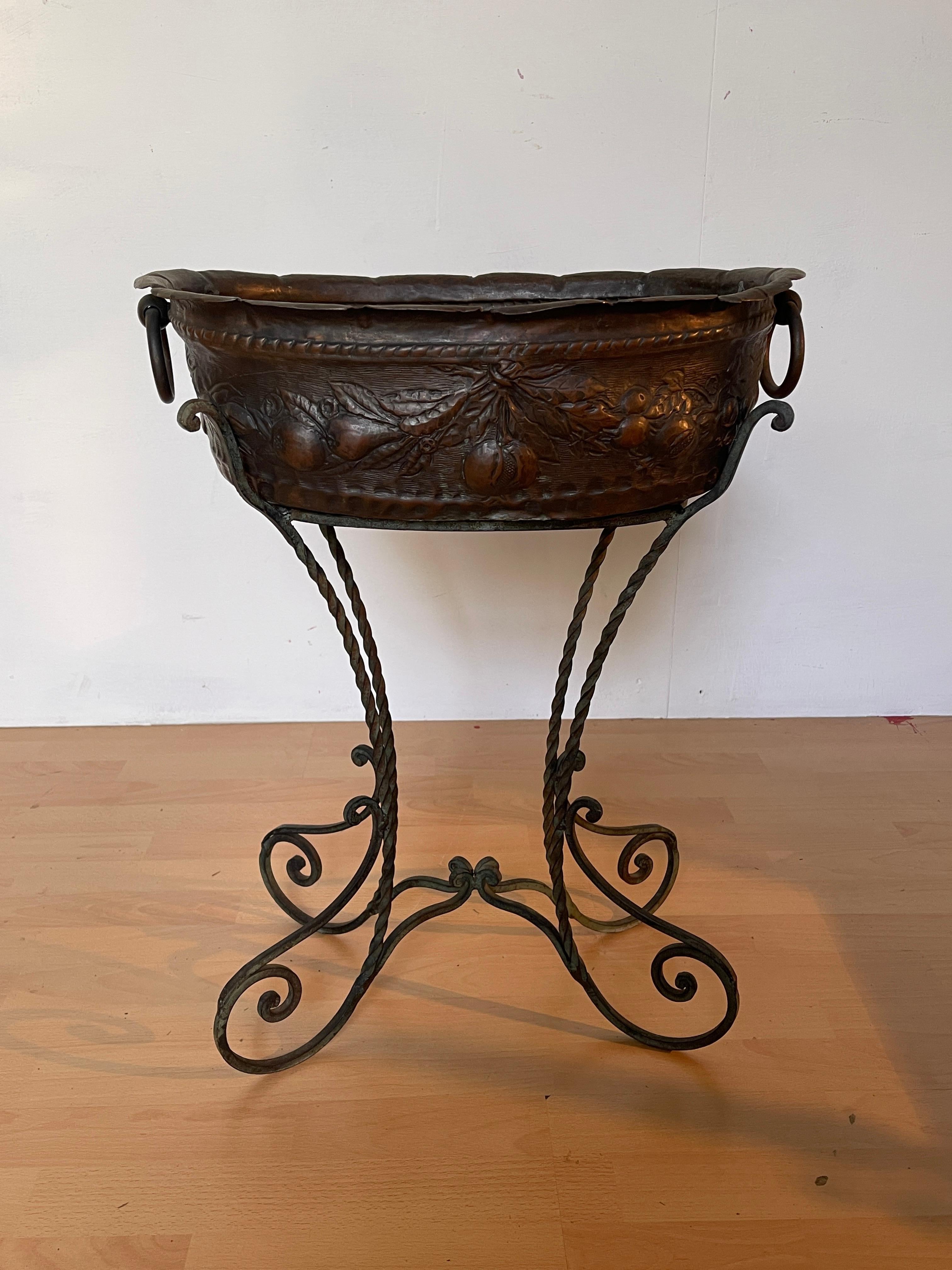 Neoclassico Fioriera italaina in Bronzo con Base a Piedi Intrecciati, anni '50 in vendita