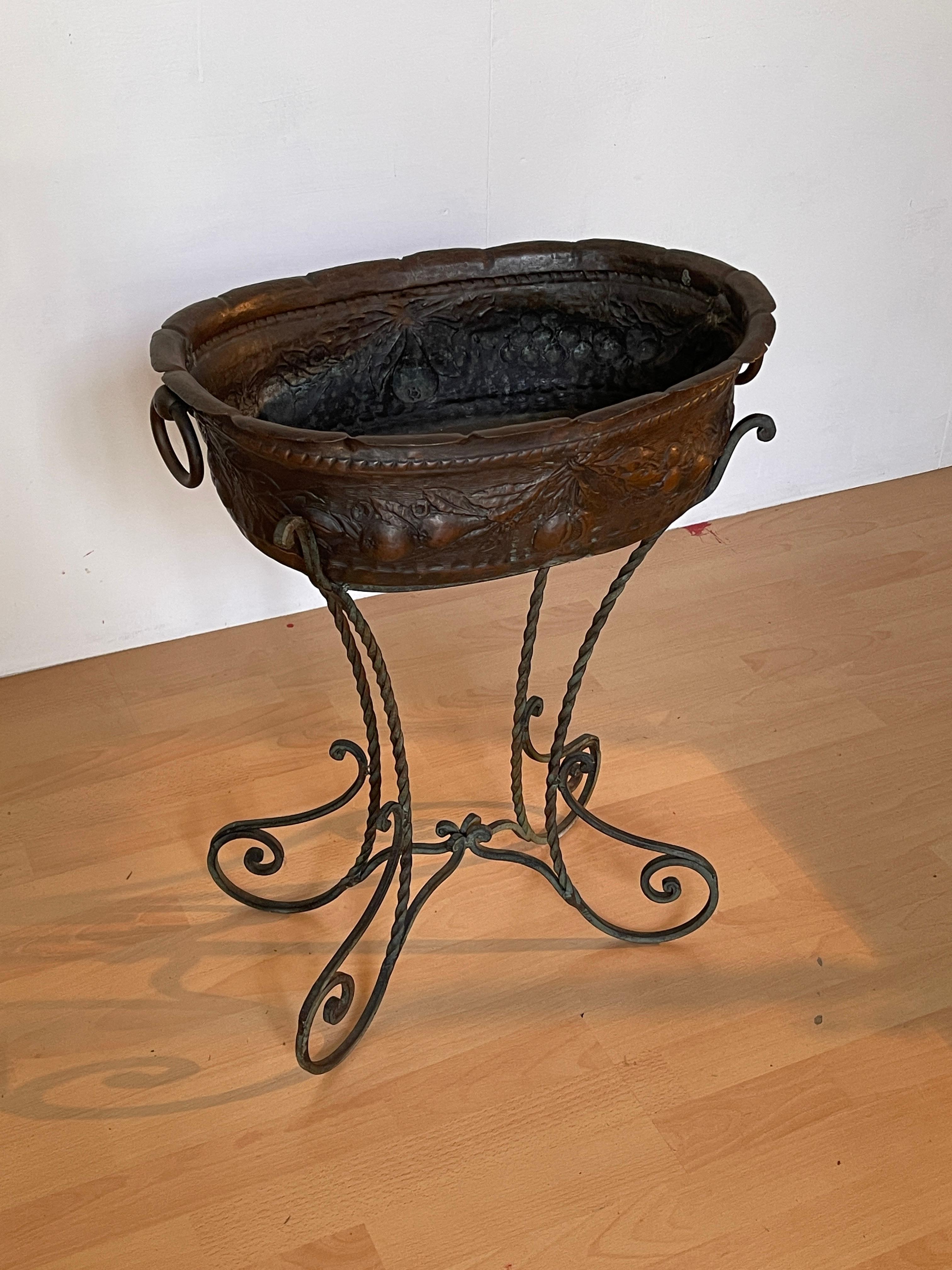 Italian Fioriera italaina in Bronzo con Base a Piedi Intrecciati, anni '50 in vendita
