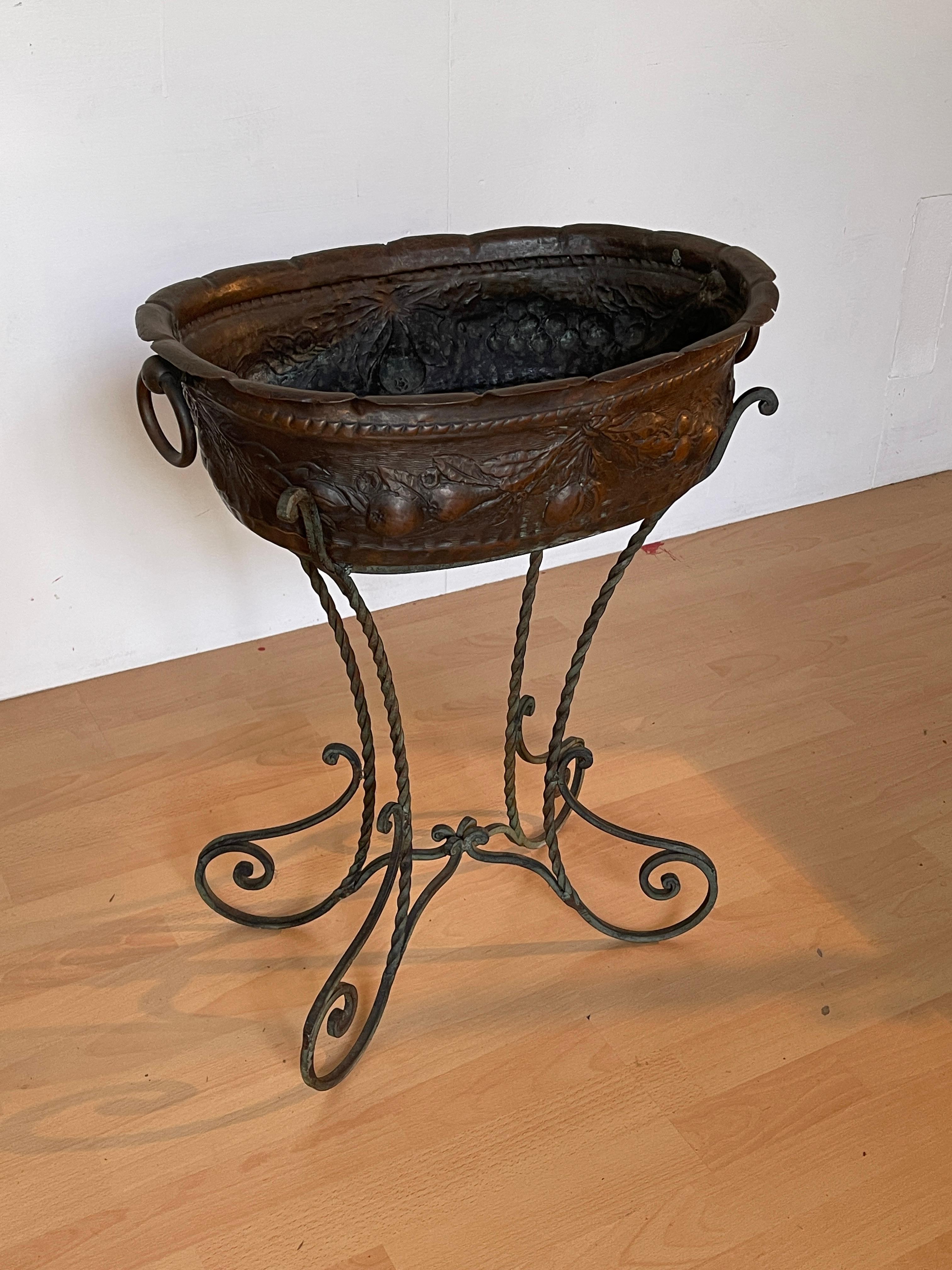 Fatto a mano Fioriera italaina in Bronzo con Base a Piedi Intrecciati, anni '50 in vendita