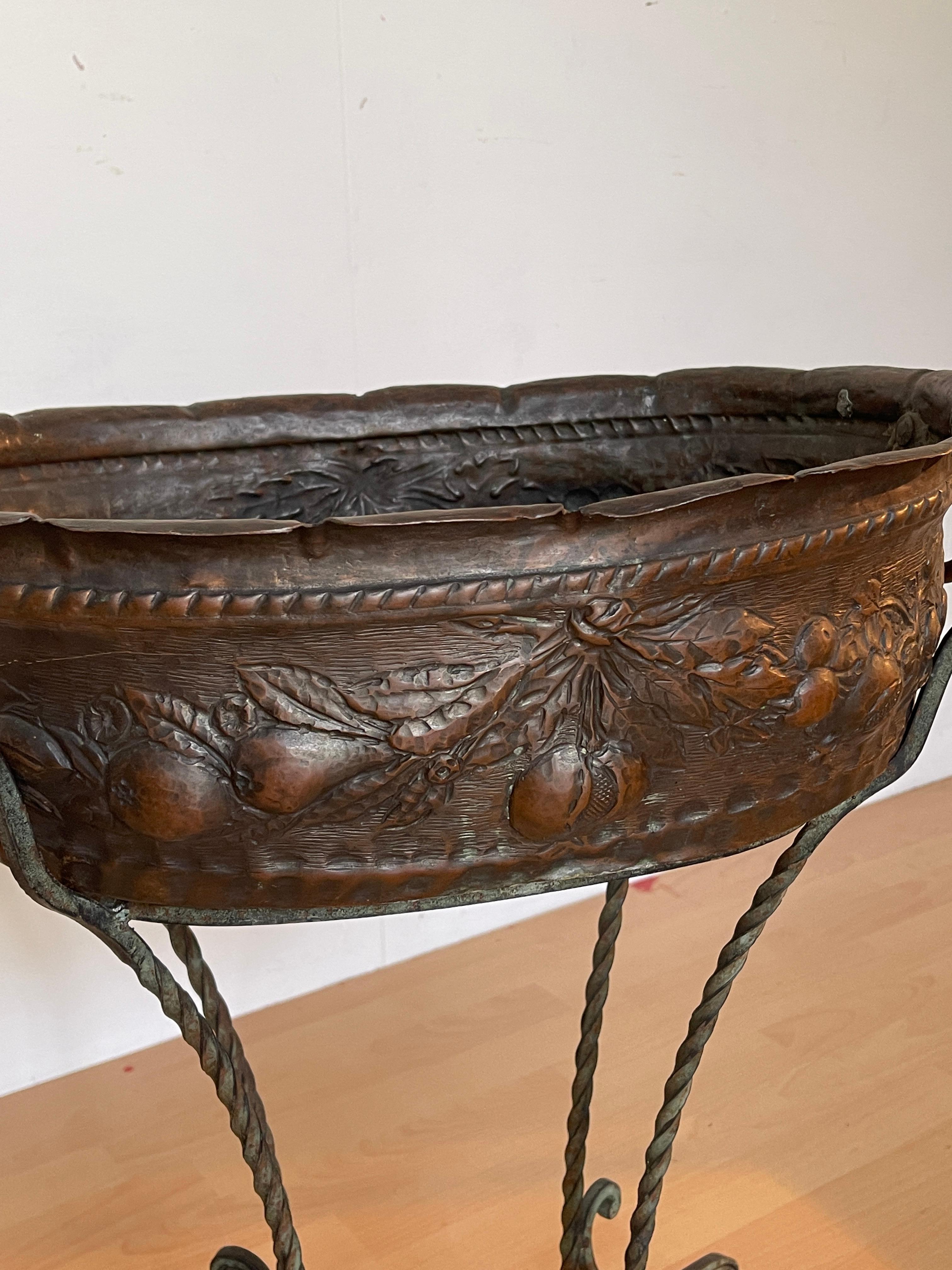 Mid-20th Century Fioriera italaina in Bronzo con Base a Piedi Intrecciati, anni '50 in vendita