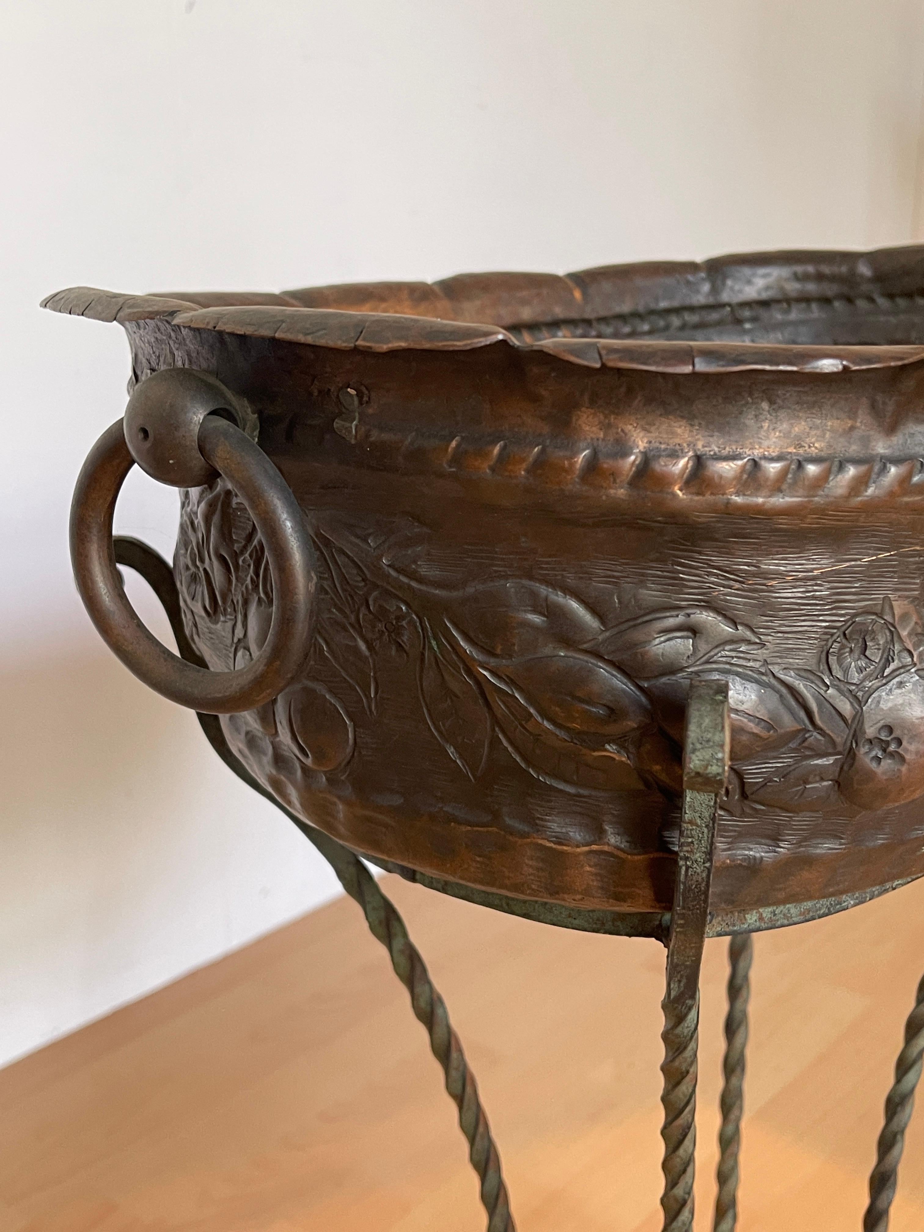 Fioriera italaina in Bronzo con Base a Piedi Intrecciati, anni '50 in vendita 1