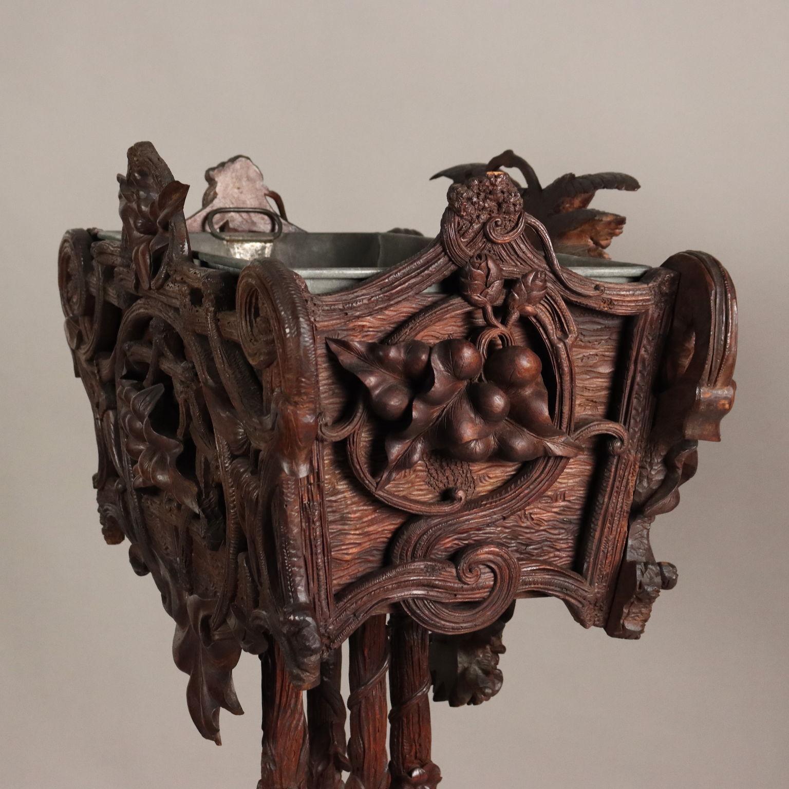 Neo-Baroque Planter in Carved Wood Black Forest Switzerland Late 1800s For Sale 3
