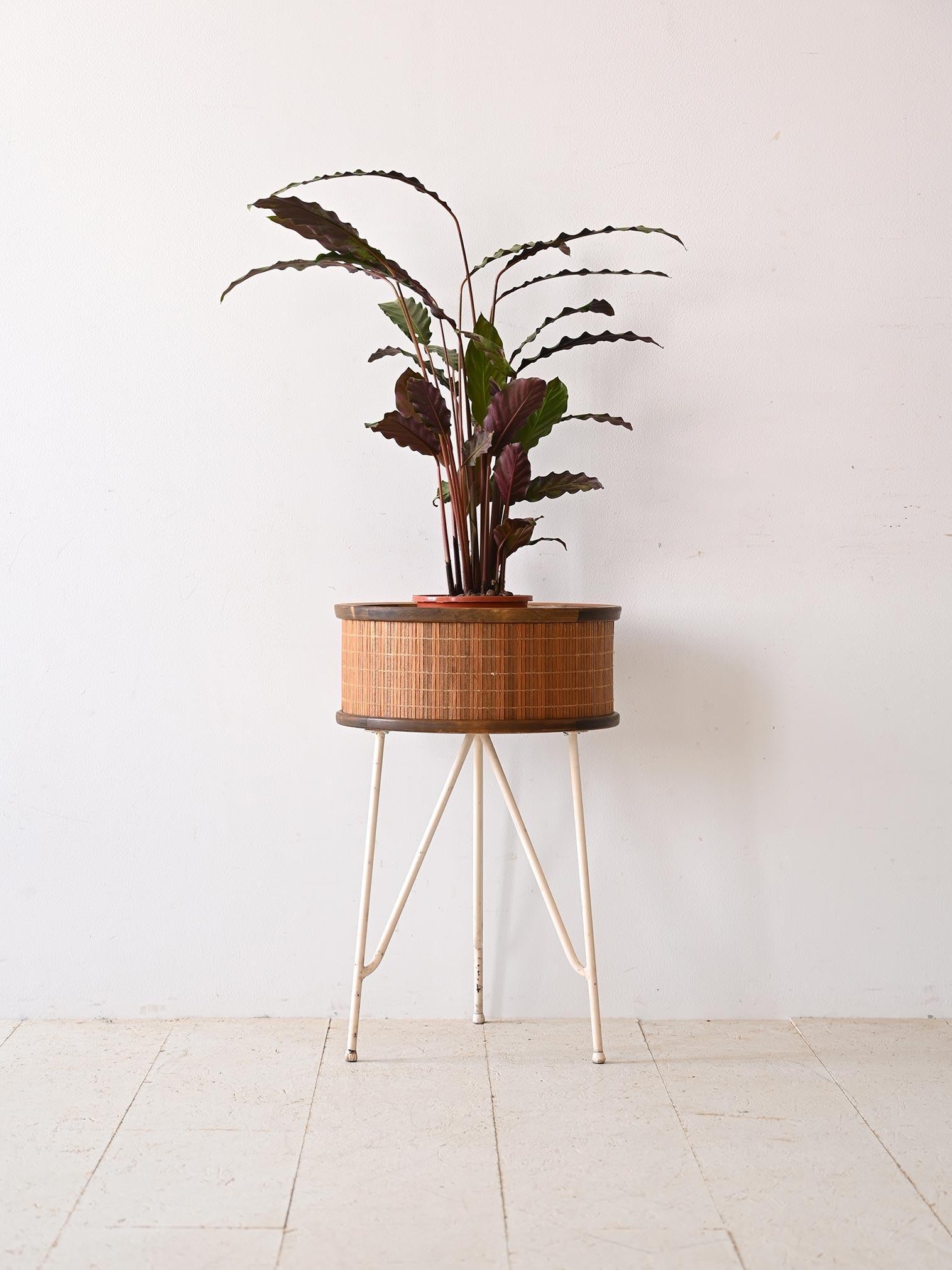 Particular flower stand of Nordic origin made of wood and metal.   
                            
White metal legs give the flower stand a modern, light touch, while the round planter is the focal point of the design. Made from wooden slats, the