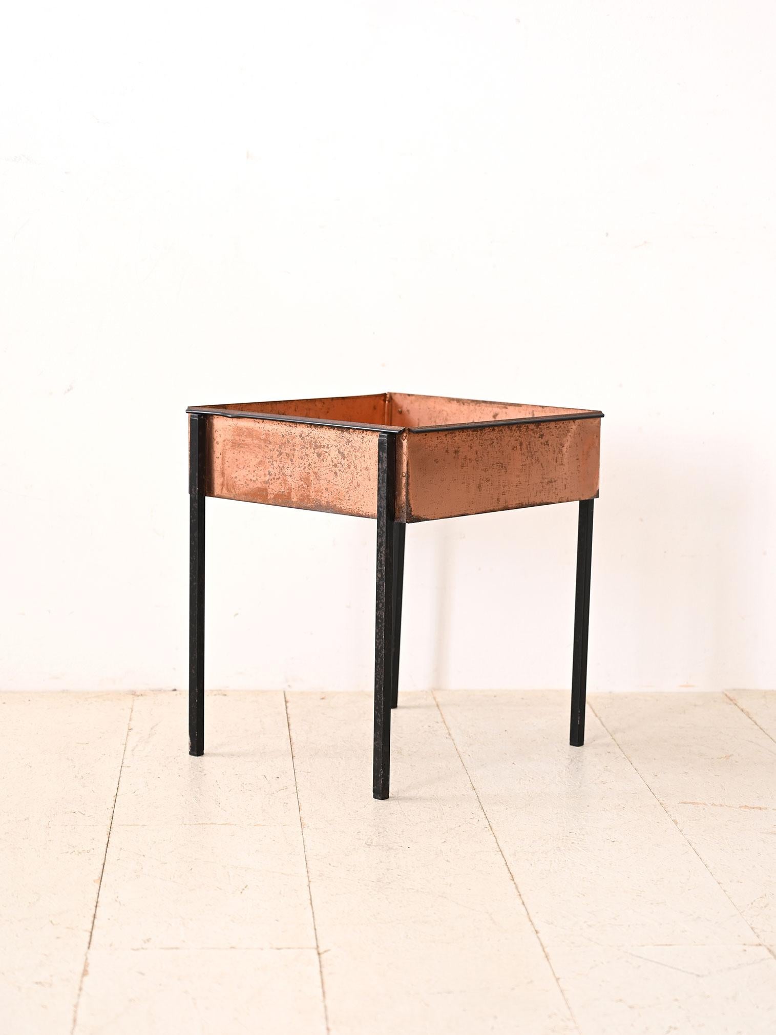 Scandinavo moderno Fioriera vintage in metallo in vendita
