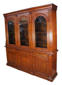 Fiorini Italienische Neoklassische Kirsche Gewölbtes Dreifach Bücherregal Porzellan Vitrine