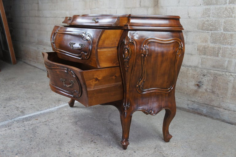 Fiorini Vintage Italian Serpentine Bombe Chest Bow Front Walnut Commode, Italy In Good Condition For Sale In Dayton, OH