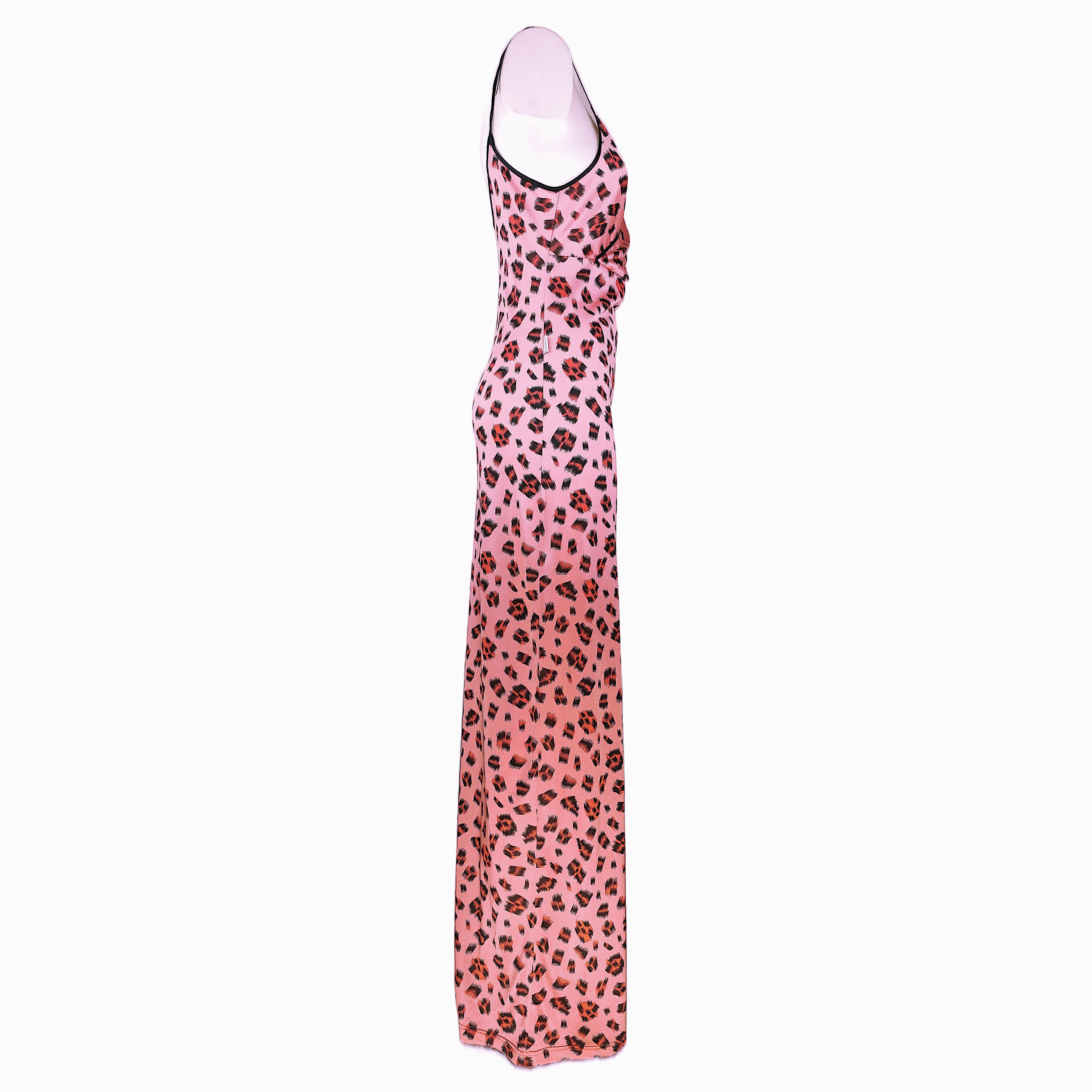 Directly from the 80s, here is a vintage long dress of a pink polyamide fabric with leopard print by the then iconic brand Fiorucci, founded and directed by Elio Fiorucci. This dress has adjustable shoulder straps and is in mint