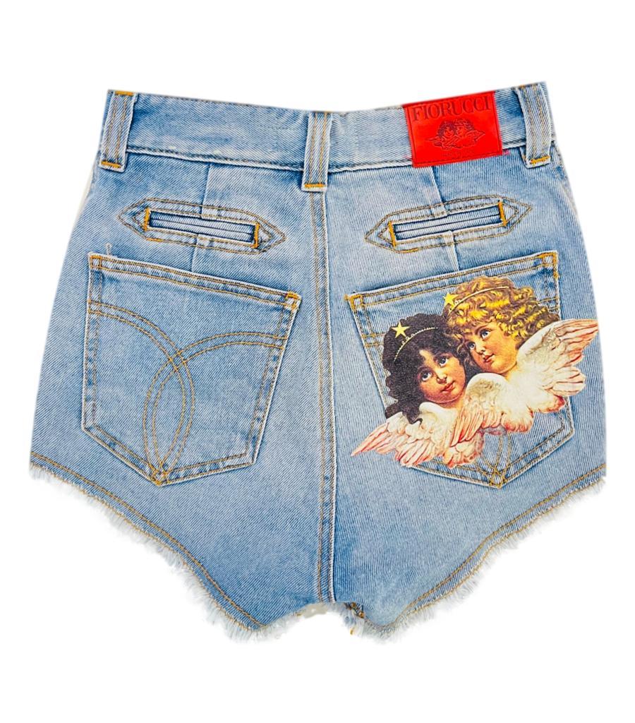 Fiorucci Angels Patch High Rise Denim-Shorts mit Engeln
Hellblaue Shorts im Vintage-Look mit dem Fiorucci Angels-Aufnäher auf der Gesäßtasche. 
Mit ausgefransten Kanten, Gürtelschlaufen und Leistentaschen auf der Vorderseite.
Größe - 32 -