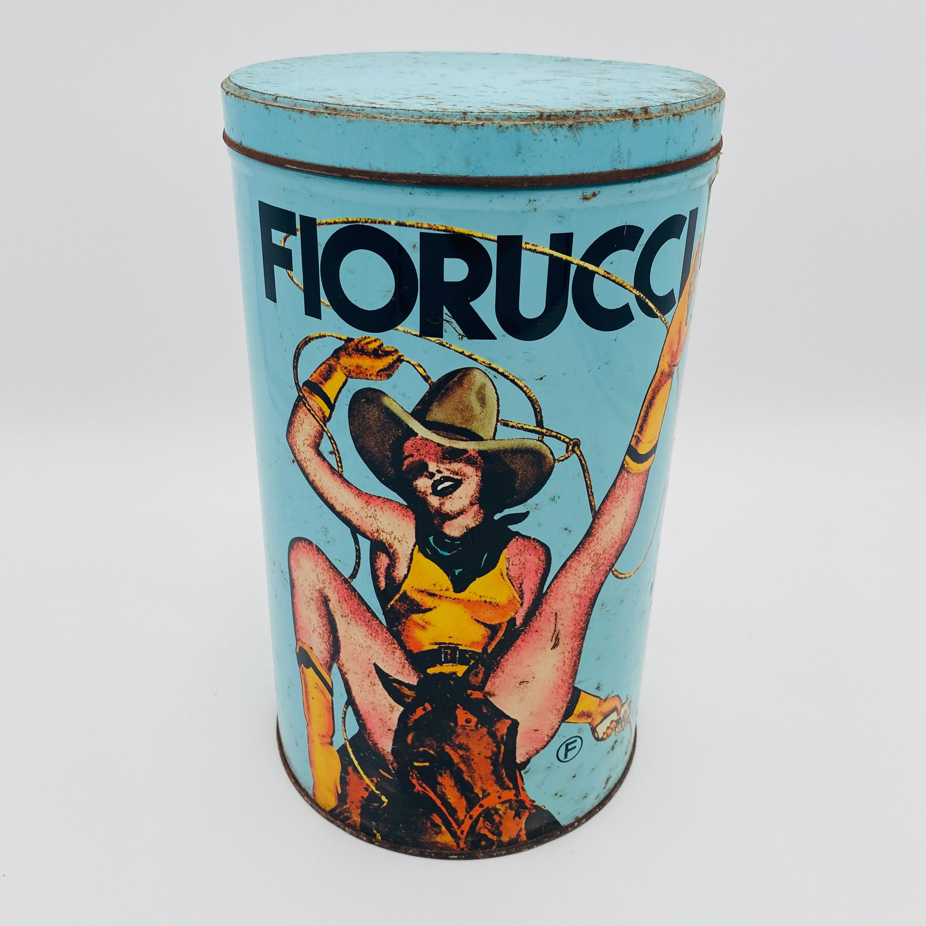 Si tratta di un barattolo alto in metallo con coperchio coordinato di Fiorucci, prodotto in Italia negli anni '80 circa. L'immagine è ripetuta su entrambi i lati. 
