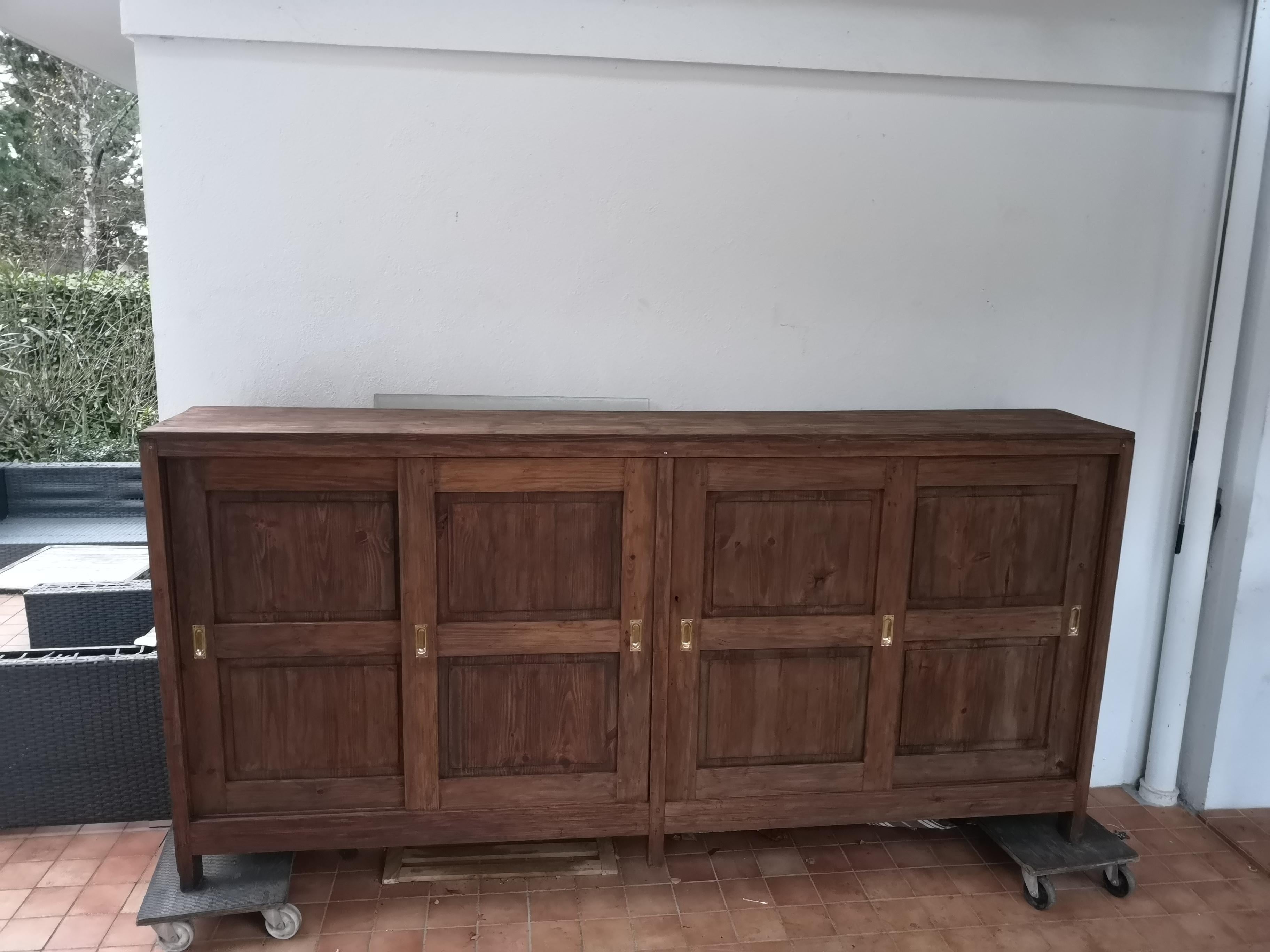 Magnifique armoire de magasin vintage du milieu du siècle 1950, parfaite pour les amateurs de meubles uniques et rétro. Cette pièce, utilisée à l'origine dans une boutique de souvenirs, comporte 4 portes coulissantes et 6 étagères, offrant ainsi un