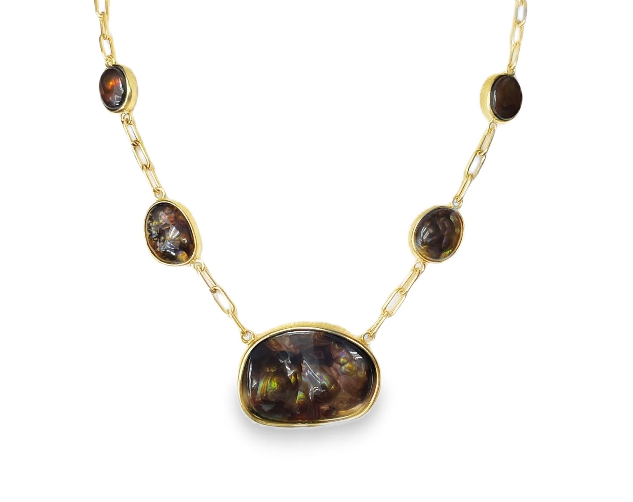 Ce collier est composé de 7 gemmes d'agate de feu iridescentes serties dans des chatons en or jaune 18 carats fabriqués à la main et reliées entre elles par une magnifique chaîne à maillons en or jaune 18 carats fabriquée à la main. La plus grande